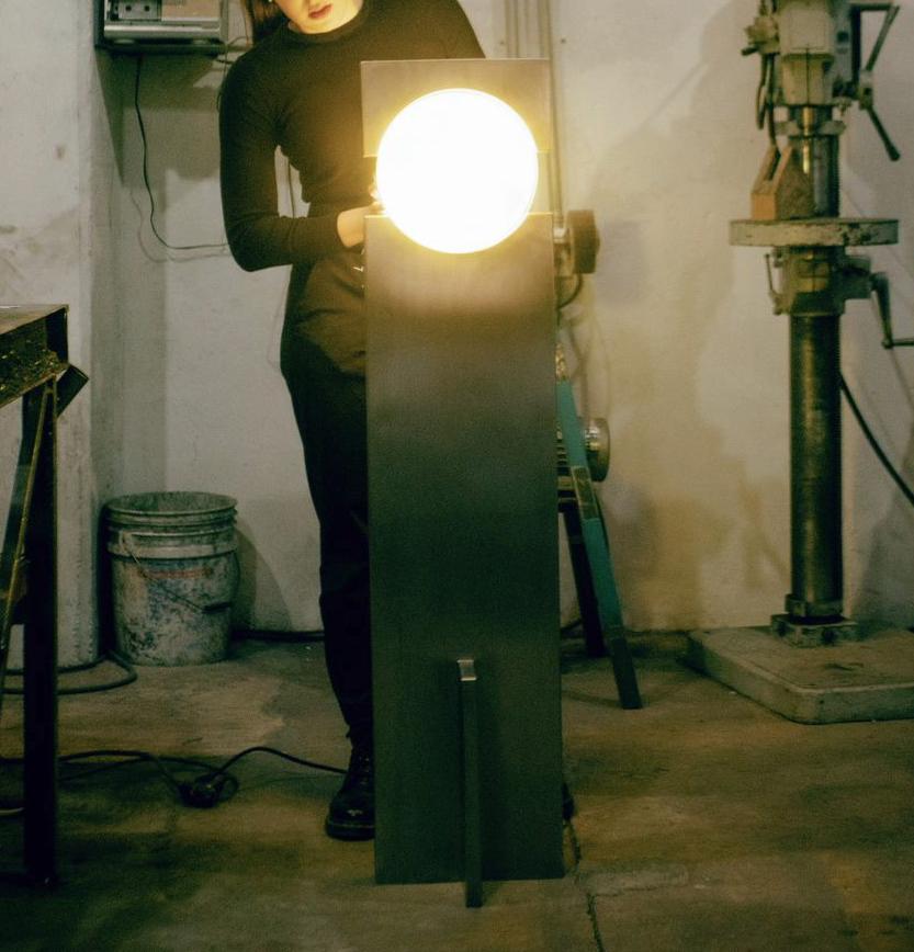 Hero-Lampe, Edelstahl-Skulptur-Lampe (Stahl) im Angebot