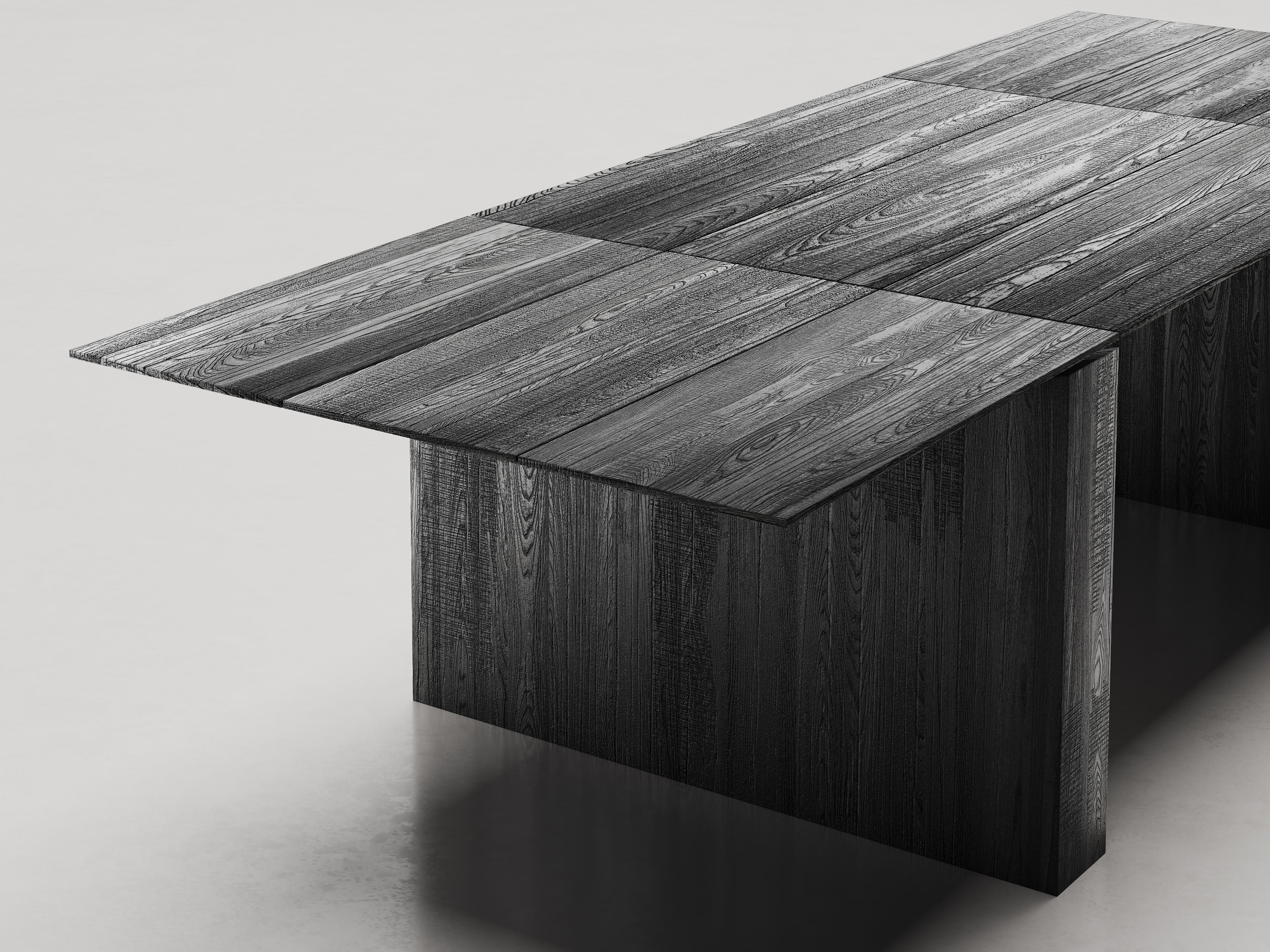 Moderne Table de salle à manger Heroes en bois de sapin noir en vente