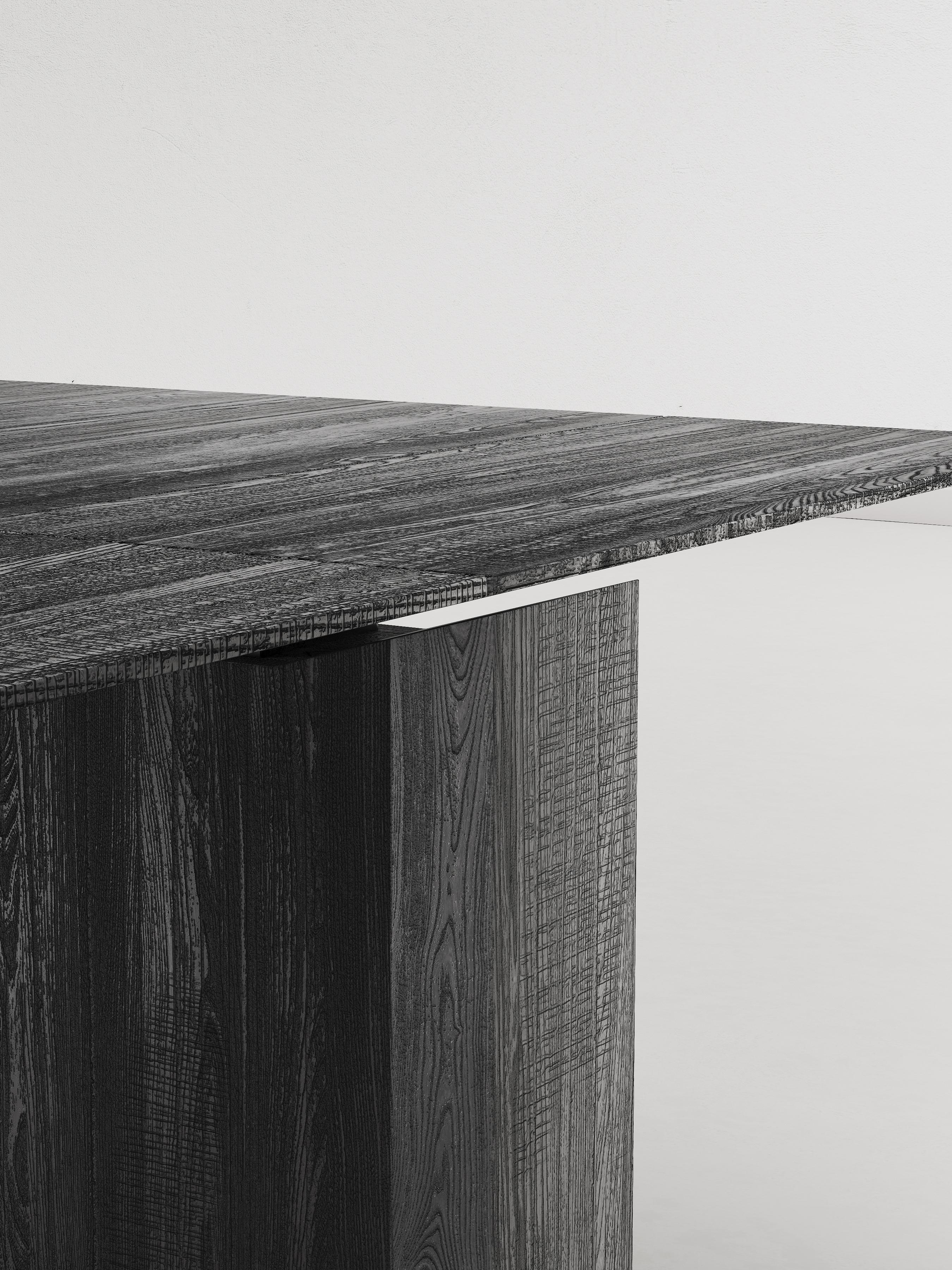 Sablé Table de salle à manger Heroes en bois de sapin noir en vente