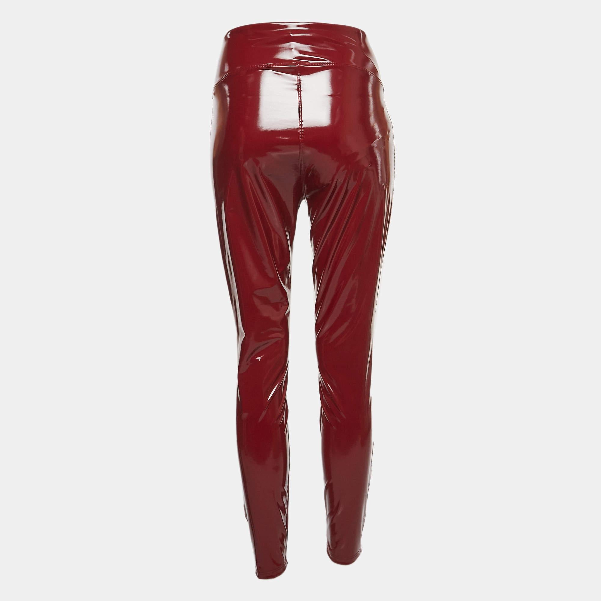 Un'alternativa più comoda ai jeans o ai pantaloni, i leggings sono un must dell'armadio. Questo modello di Heroine Sport è realizzato in ecopelle e tagliato per offrire un'ottima vestibilità. La coppia è presentata in uno splendido colore rosso.