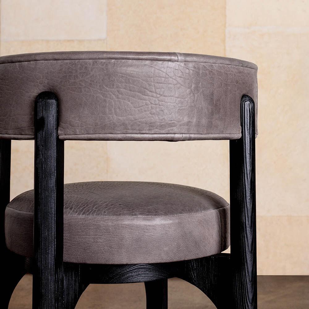 XXI secolo e contemporaneo Sedia da pranzo Heron in pelle martellata grigia di Kelly Wearstler in vendita