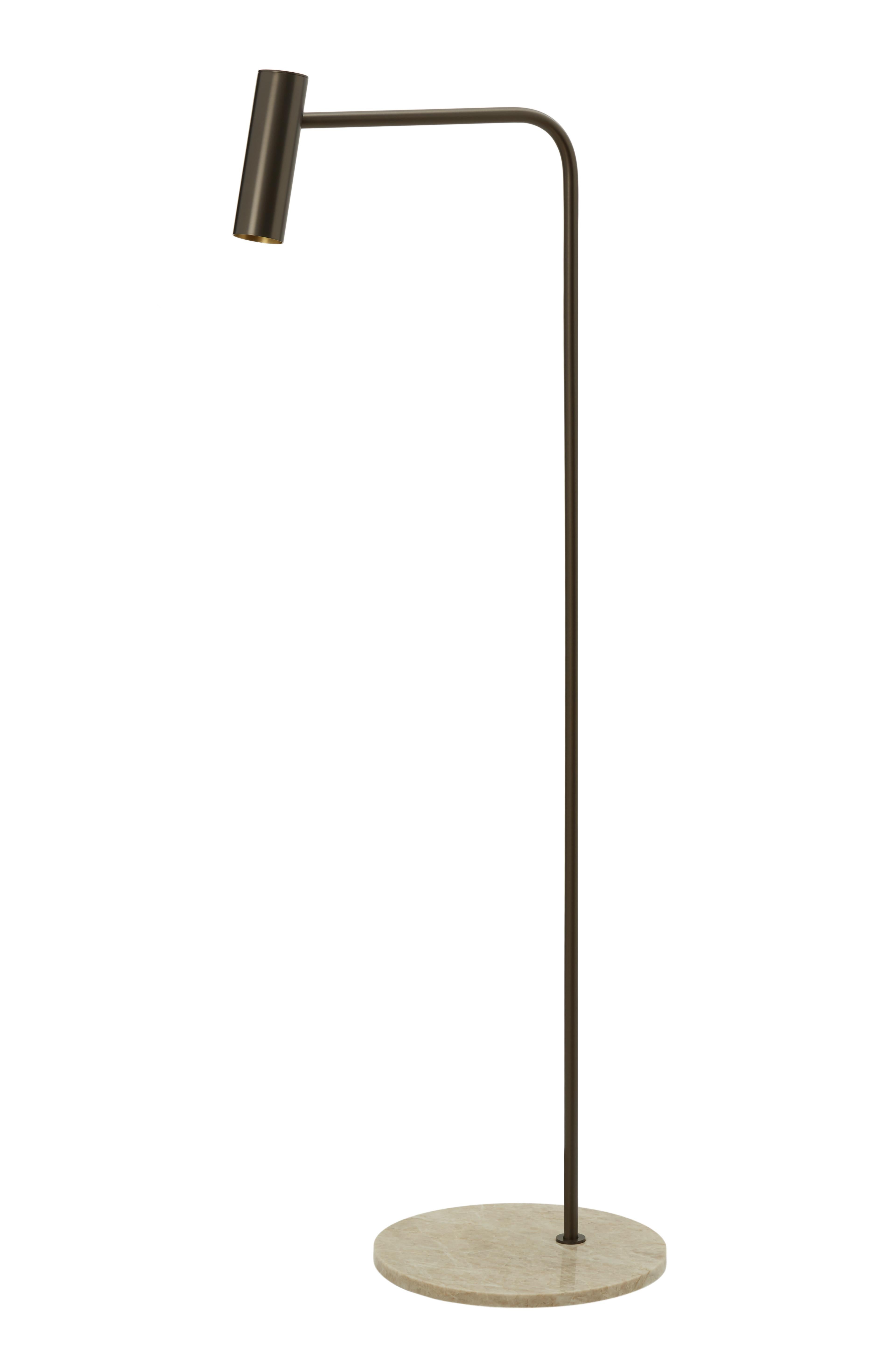 Lampadaire Heron de CTO Lighting
Matériaux : laiton satiné avec tête mobile et base en marbre noir marquina adouci.
Également disponible en bronze avec tête mobile et base en marbre calacatta viola.
Dimensions : L 39,5 x P 59 x H 159 cm