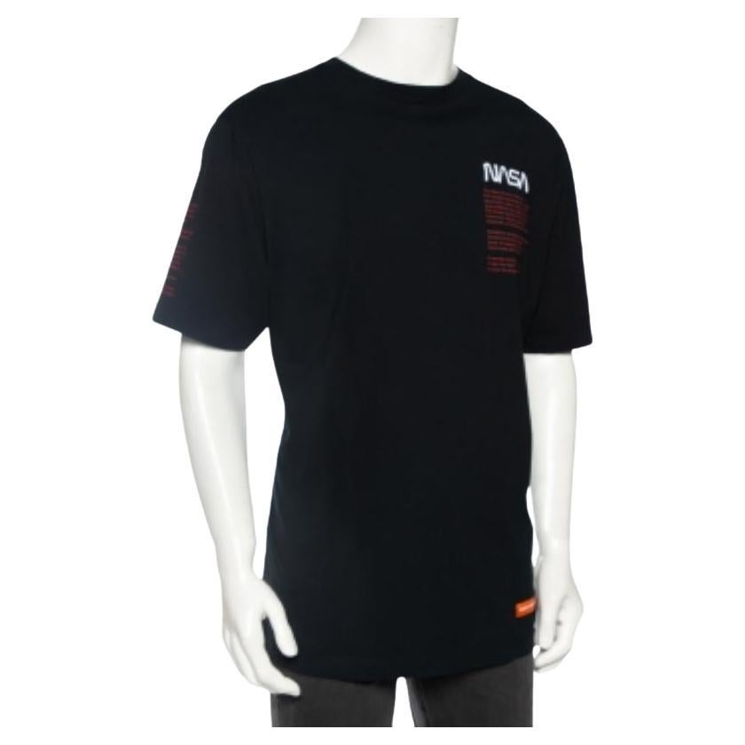 A seamless blend of comfort, luxury, and style, this Heron Preston t-shirt is a must-have piece! Made from cotton in a black shade, the creation is elevated by NASA logo details and printed facts. Finished off with short sleeves and a round
