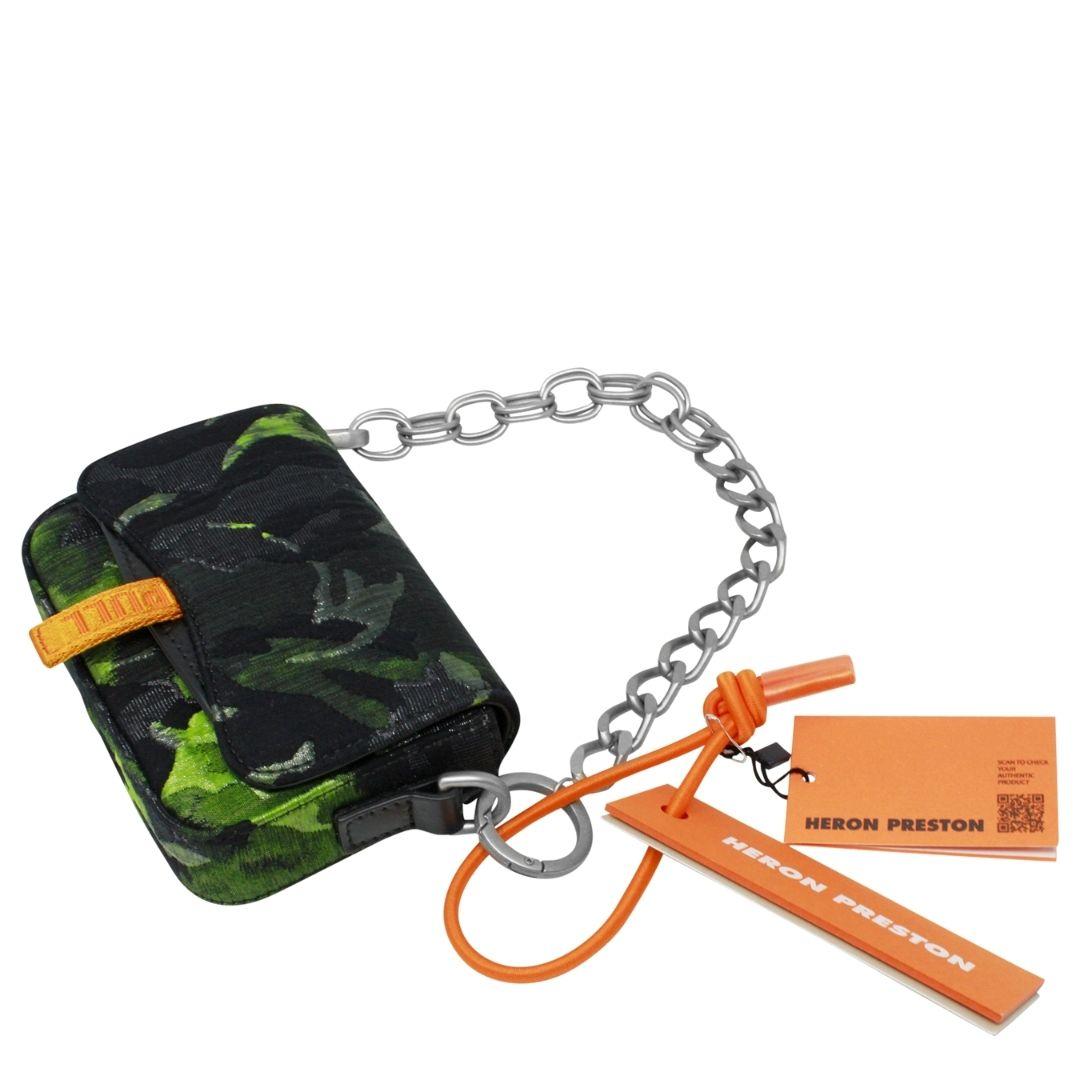 Heron Preston Mini Canal Quadratische Camo-Tasche mit Etiketten (Schwarz) im Angebot