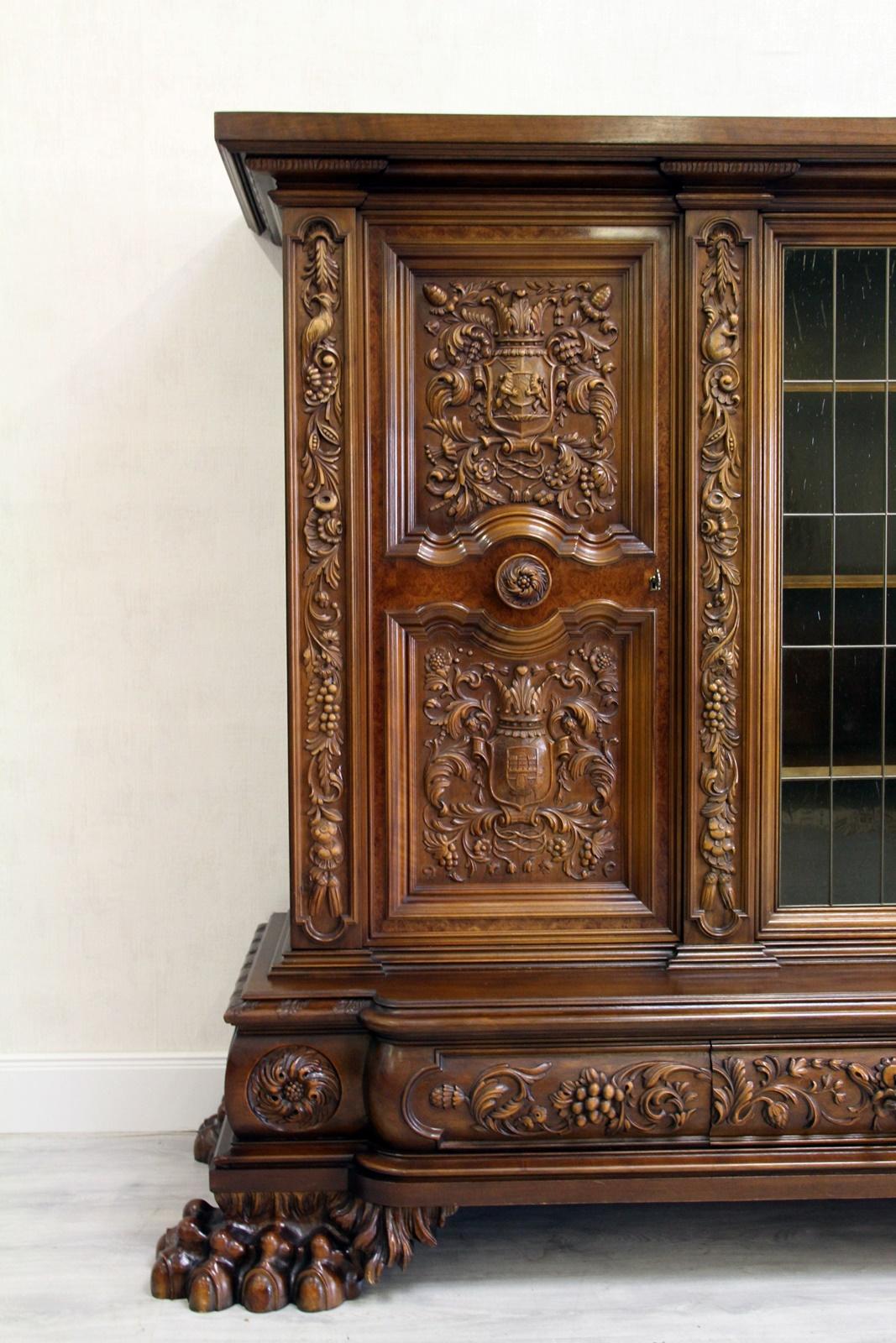Herrenzimmer Cupboard Bookcase Antique Table Display Case Löwentatz (20. Jahrhundert) im Angebot