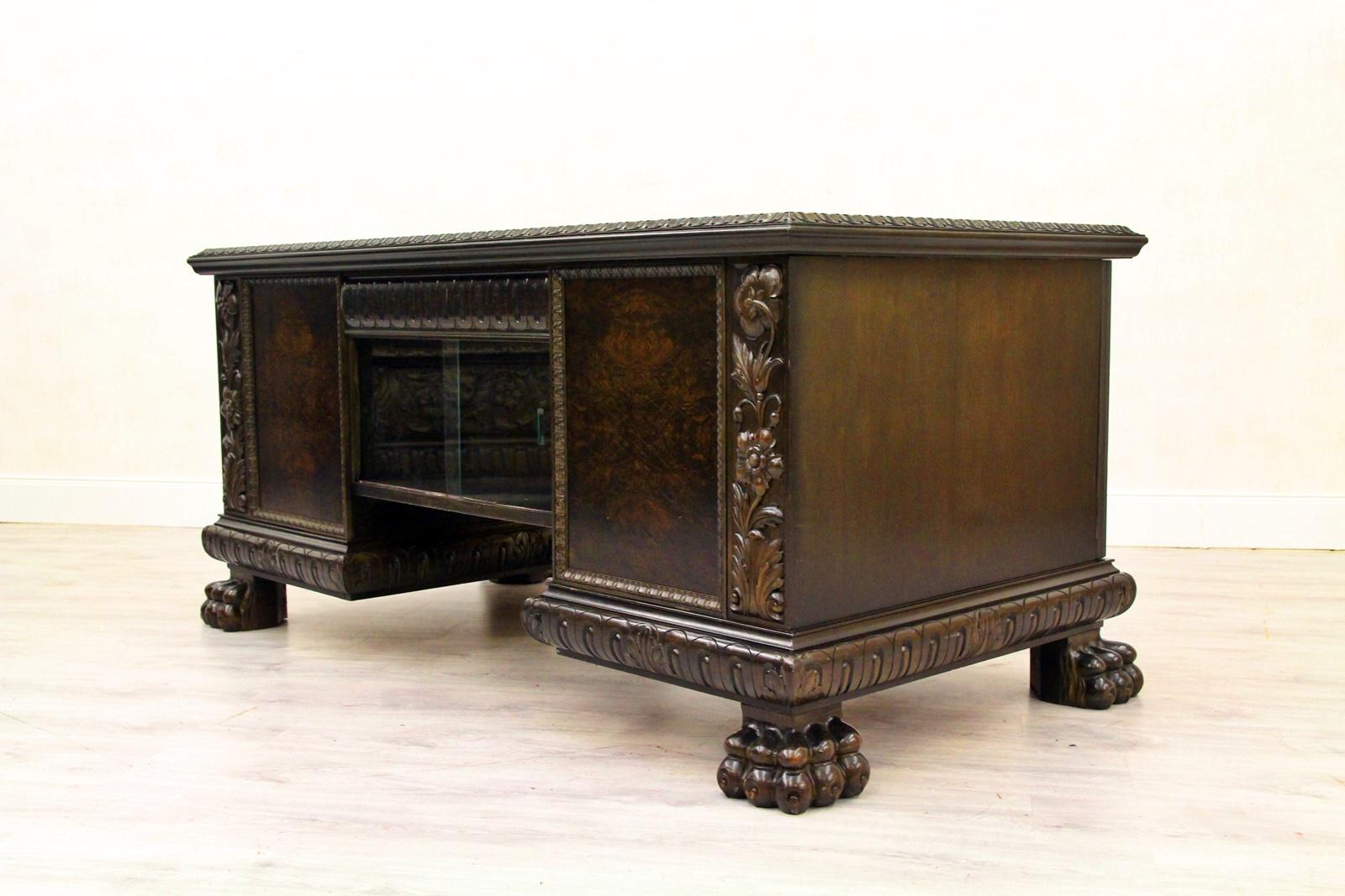 Schreibtisch doppelseitig
Mit normalen Gebrauchsspuren (siehe Fotos)
Die Türen sind etwas schwer auf dem Schreibtisch und ein Schloss funktioniert nicht mehr.


Maßnahmen: Schreibtisch
Höhe x 78cm, Länge x 175cm, Tiefe x 90cm.

Hochwertige