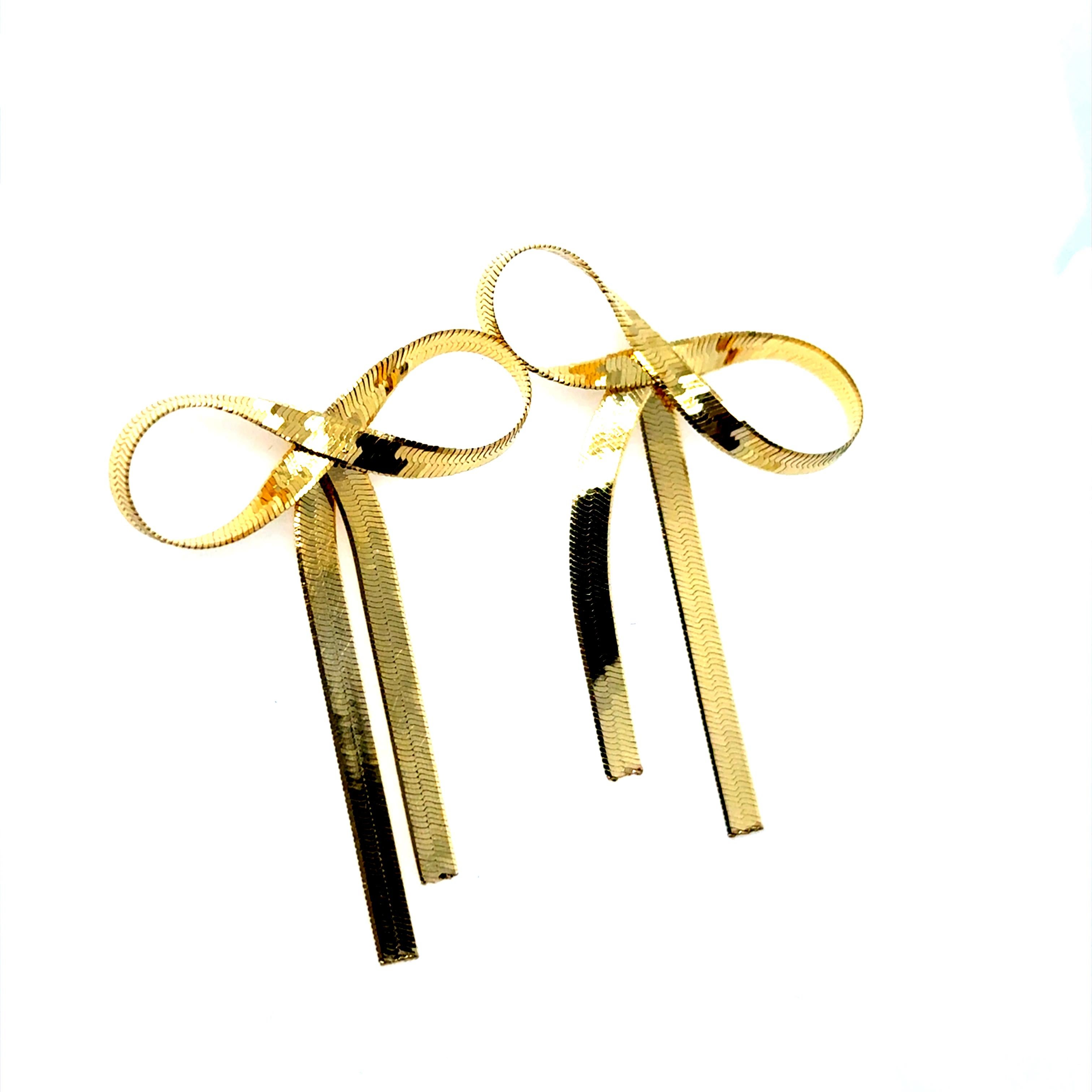 Oh, che dramma! Questi favolosi orecchini con fiocco a spina di pesce fanno davvero un figurone! E non hai idea di quanto tempo mi ci sia voluto per realizzarli alla perfezione! Ne vale assolutamente la pena. Realizzato in oro giallo 14K con una