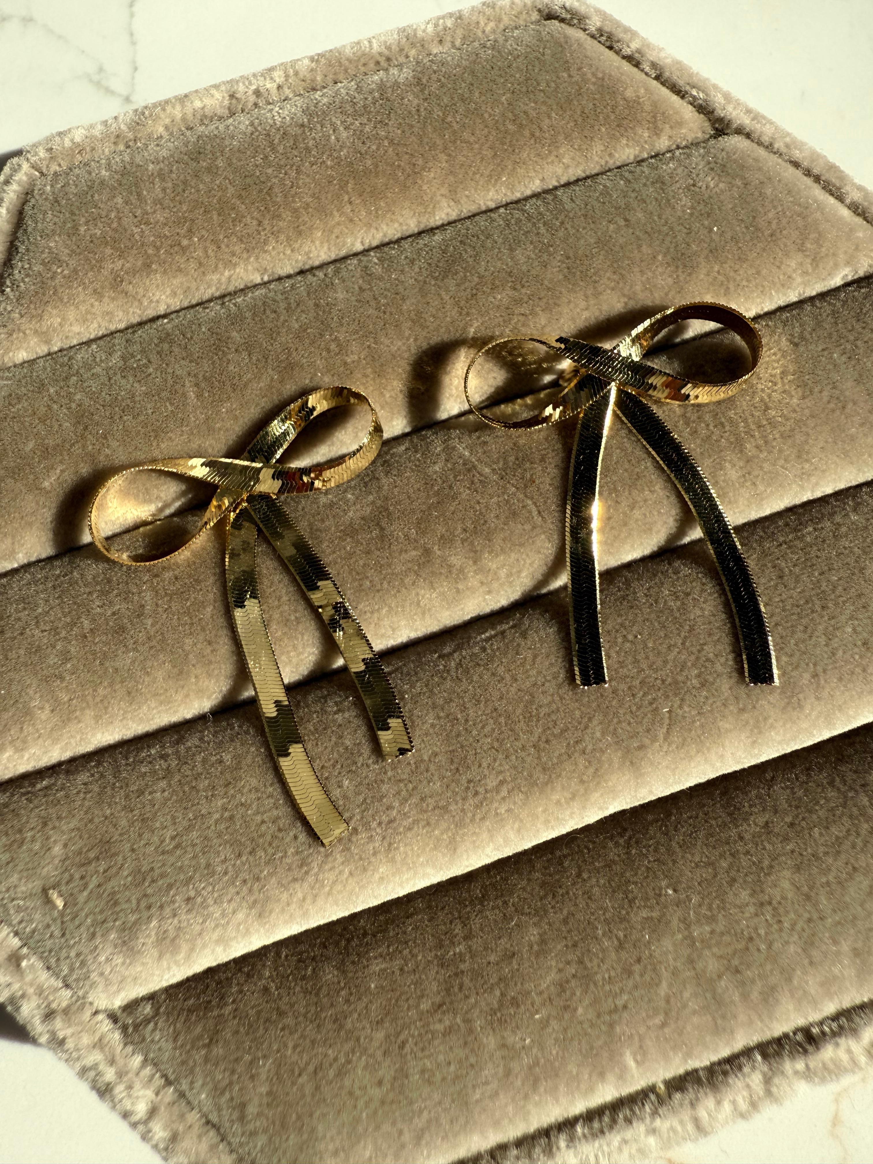 Orecchini a catena a spina di pesce in oro giallo 14K. in vendita 1