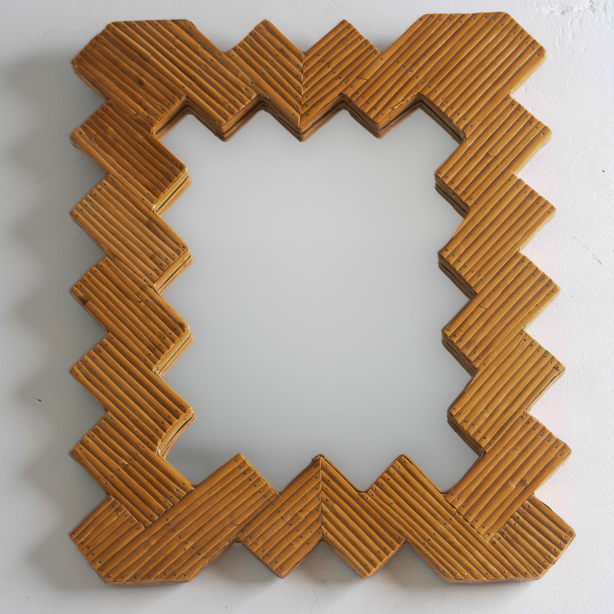 Fait main Miroir mural en rotin à chevrons style vintage en vente