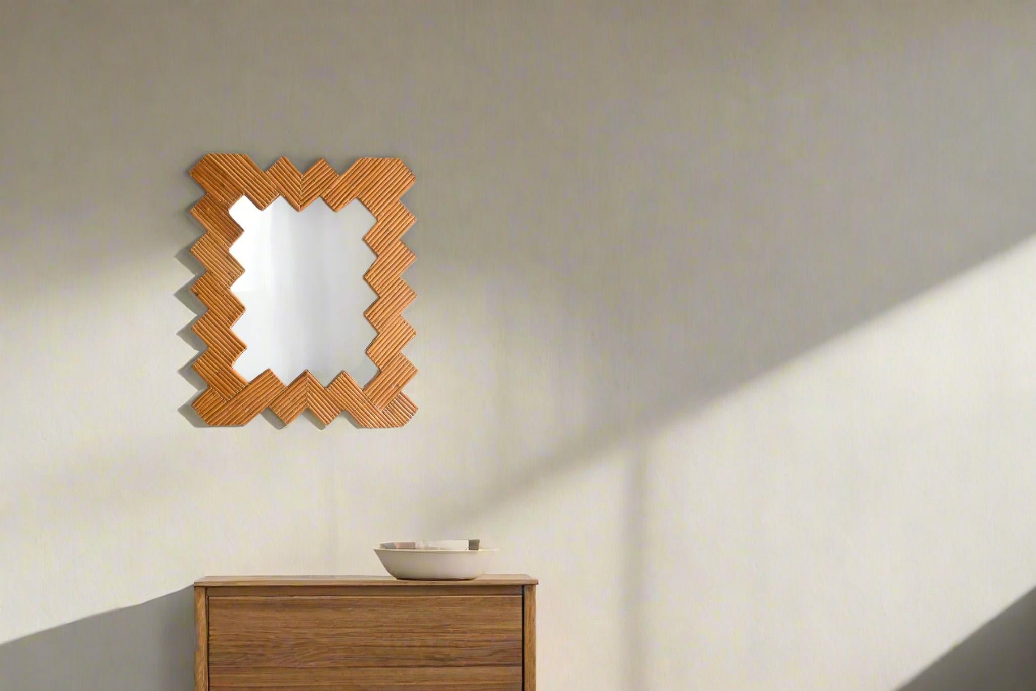 Miroir mural en rotin à chevrons style vintage Excellent état - En vente à Oxford, GB