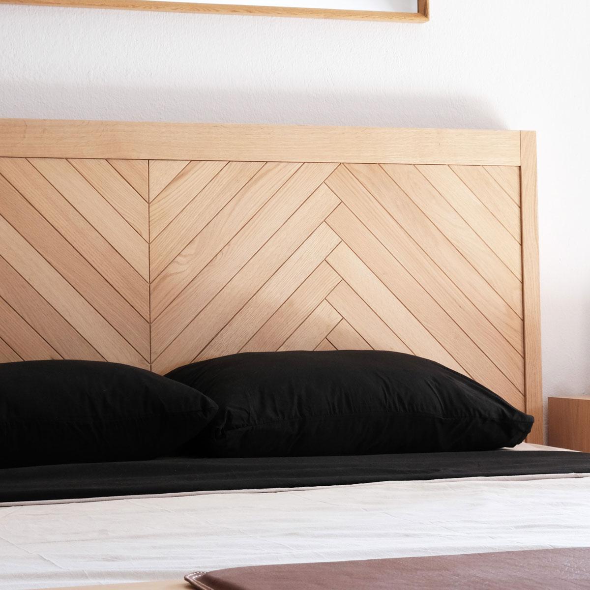 HERRINGBONE Solid Oak Bed with Chevron Pattern In New Condition For Sale In Orlando, FL