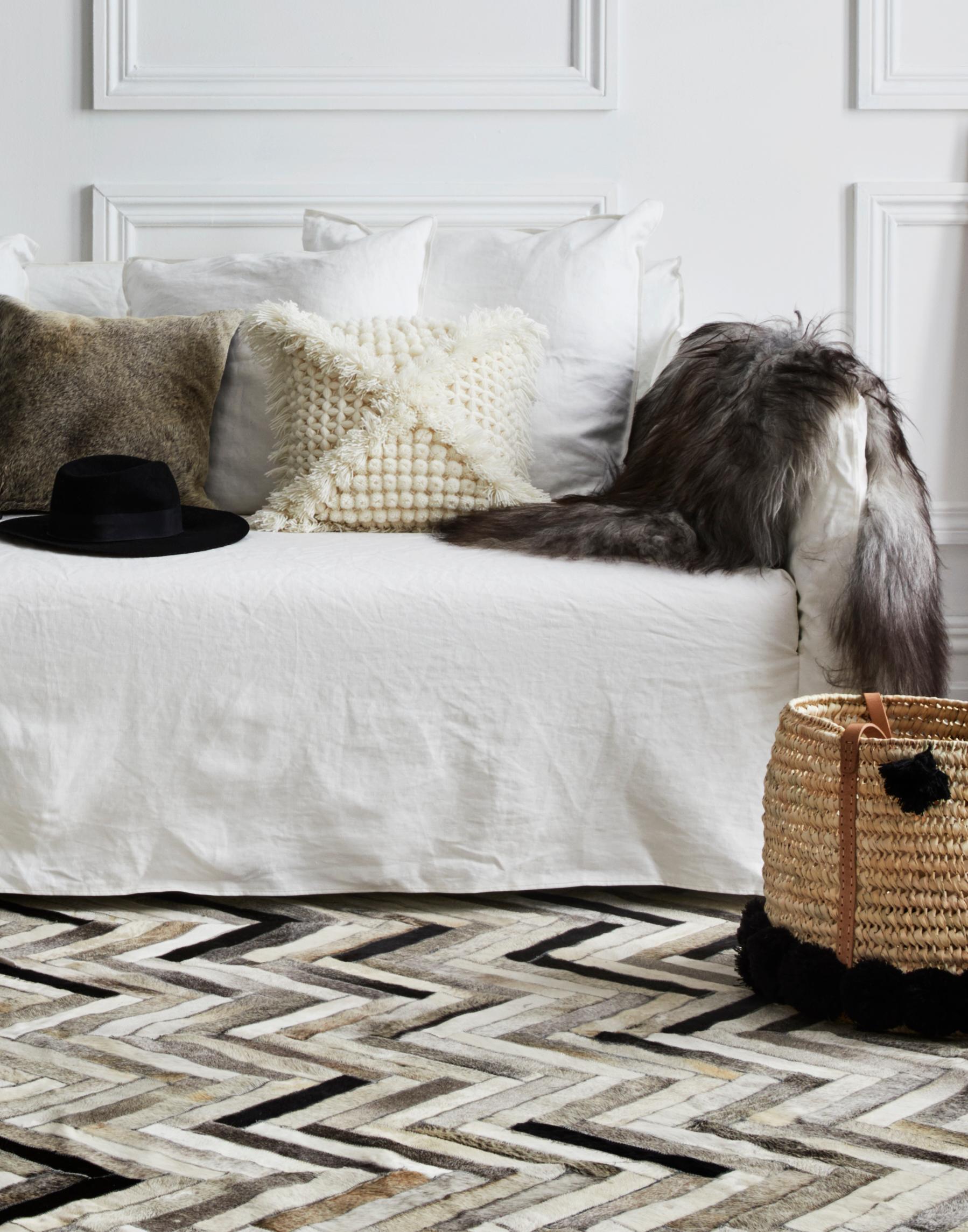 Porta un impatto indulgente nel tuo salotto con l'esclusivo e lussuoso design patchwork a spina di pesce del tappeto El Cielo Hide di Art Hide.

La gamma Alta combina piastrelle più piccole e tassellature con contrasti, in una combinazione che