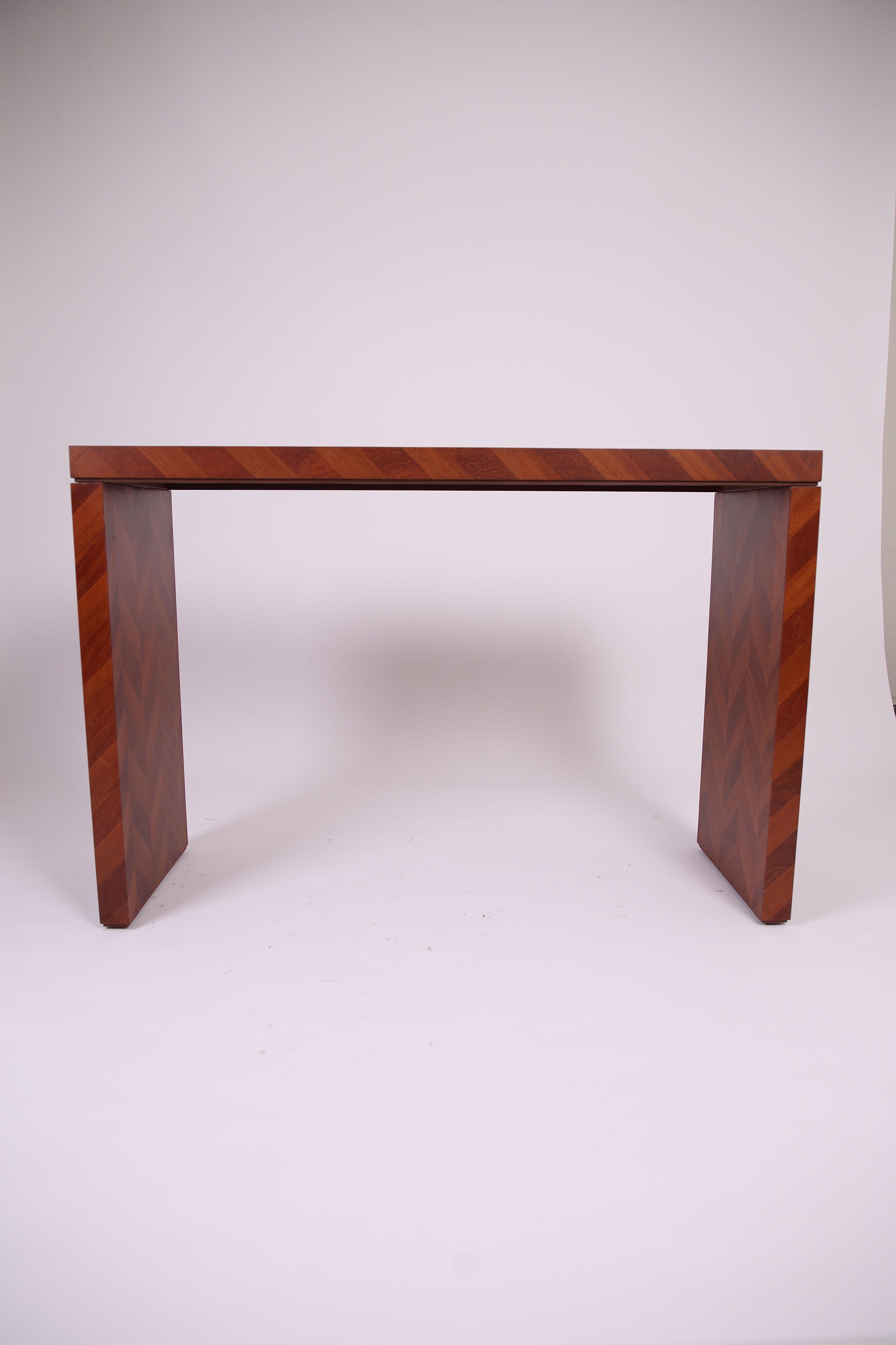 Asiatico Tavolo consolle in legno a spina di pesce Tavolo consolle in legno massiccio di sapele lavorato a mano in vendita