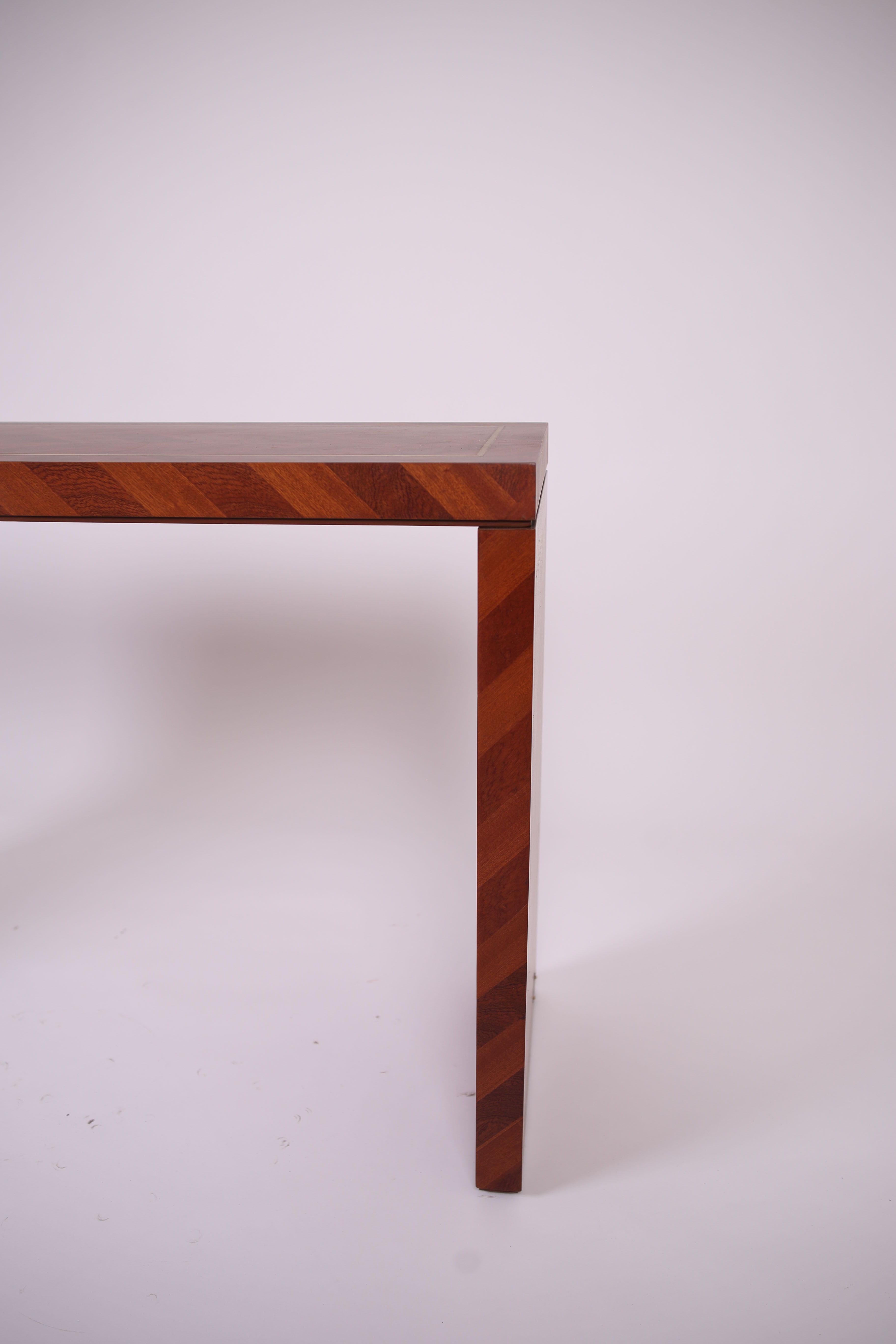 Tavolo consolle in legno a spina di pesce Tavolo consolle in legno massiccio di sapele lavorato a mano In condizioni Nuovo in vendita a Mississauga, Ontario
