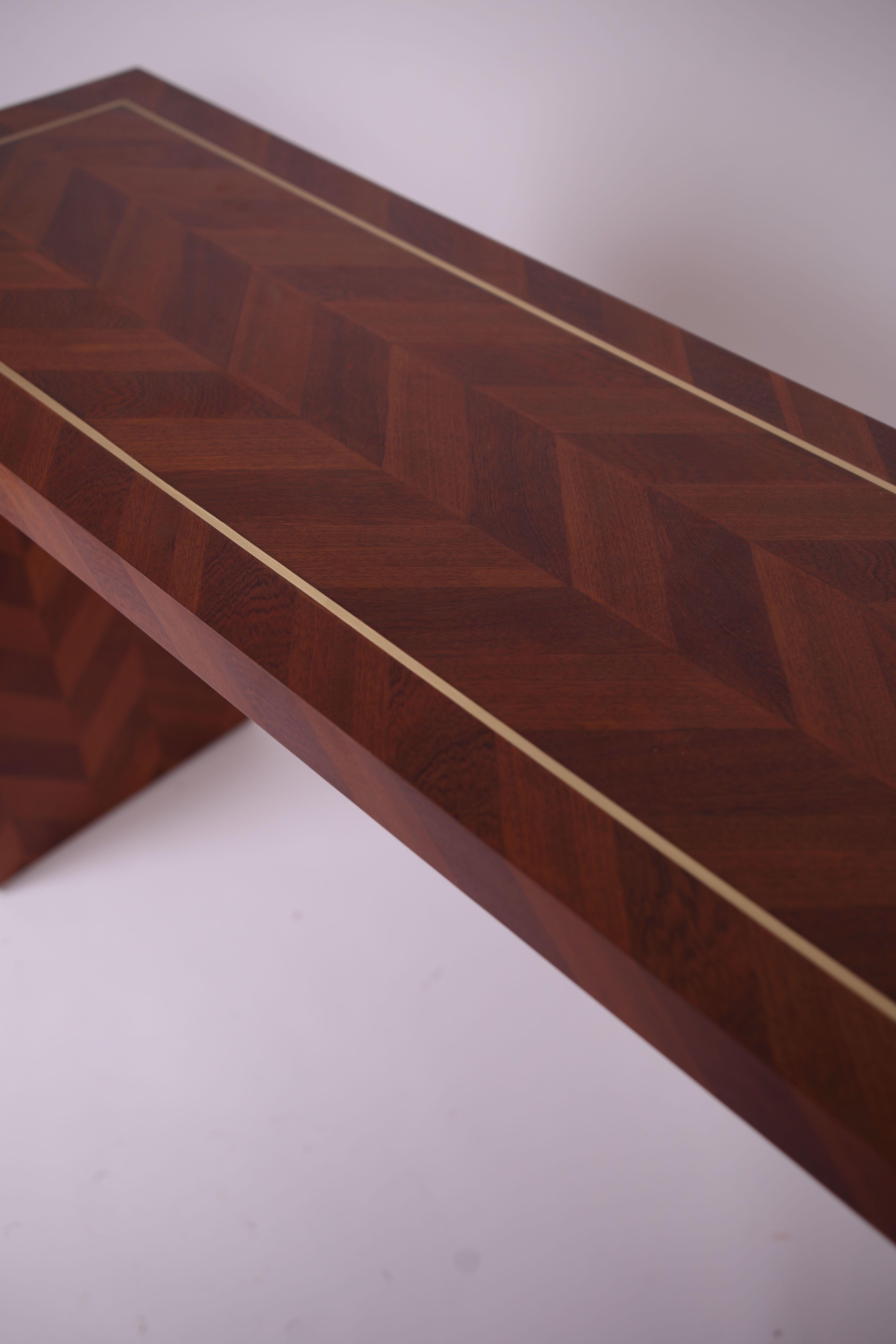 Moderno Tavolo consolle in legno a spina di pesce Tavolo consolle in legno massiccio di sapele lavorato a mano in vendita