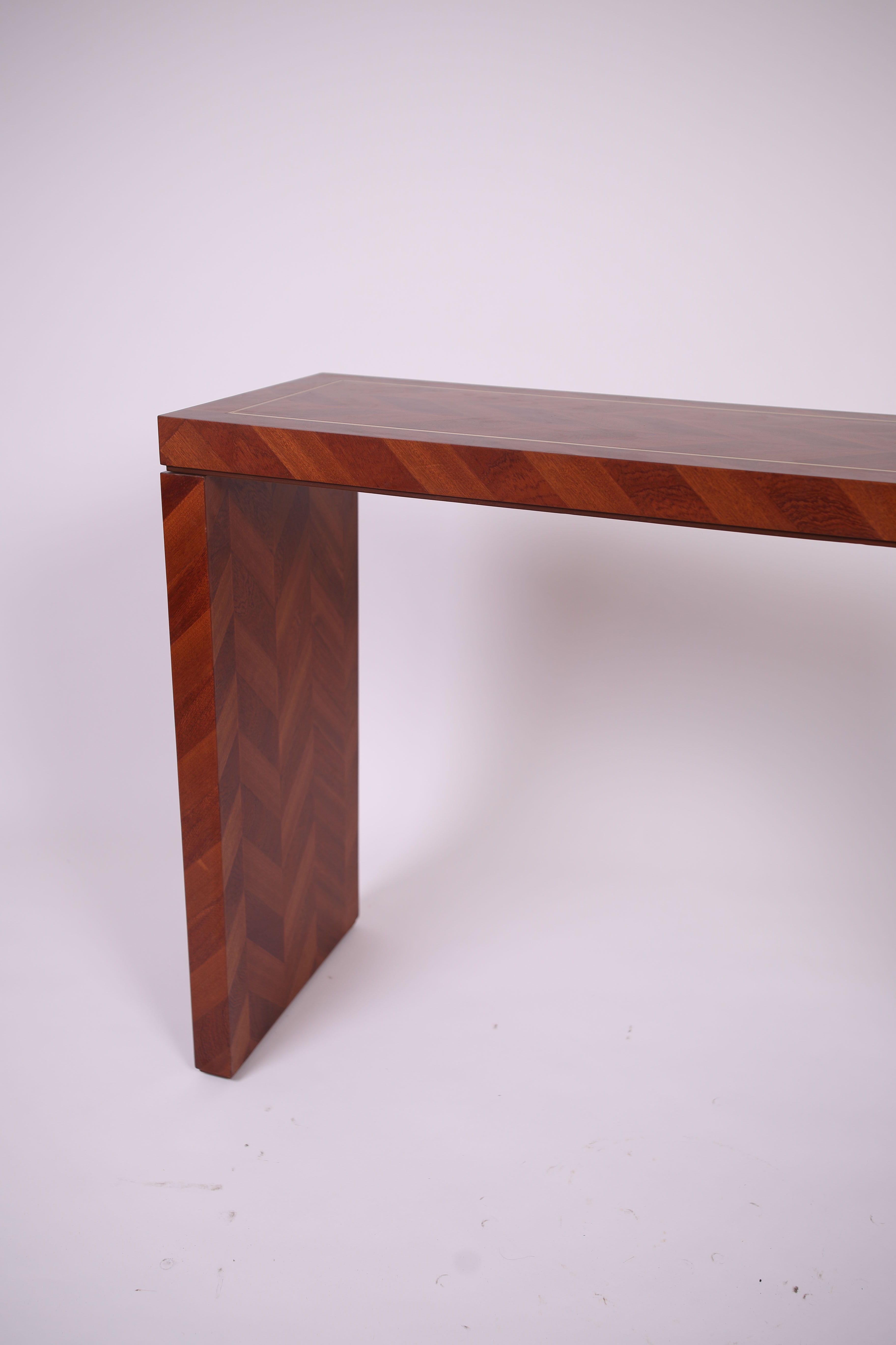 XXI secolo e contemporaneo Tavolo consolle in legno a spina di pesce Tavolo consolle in legno massiccio di sapele lavorato a mano in vendita