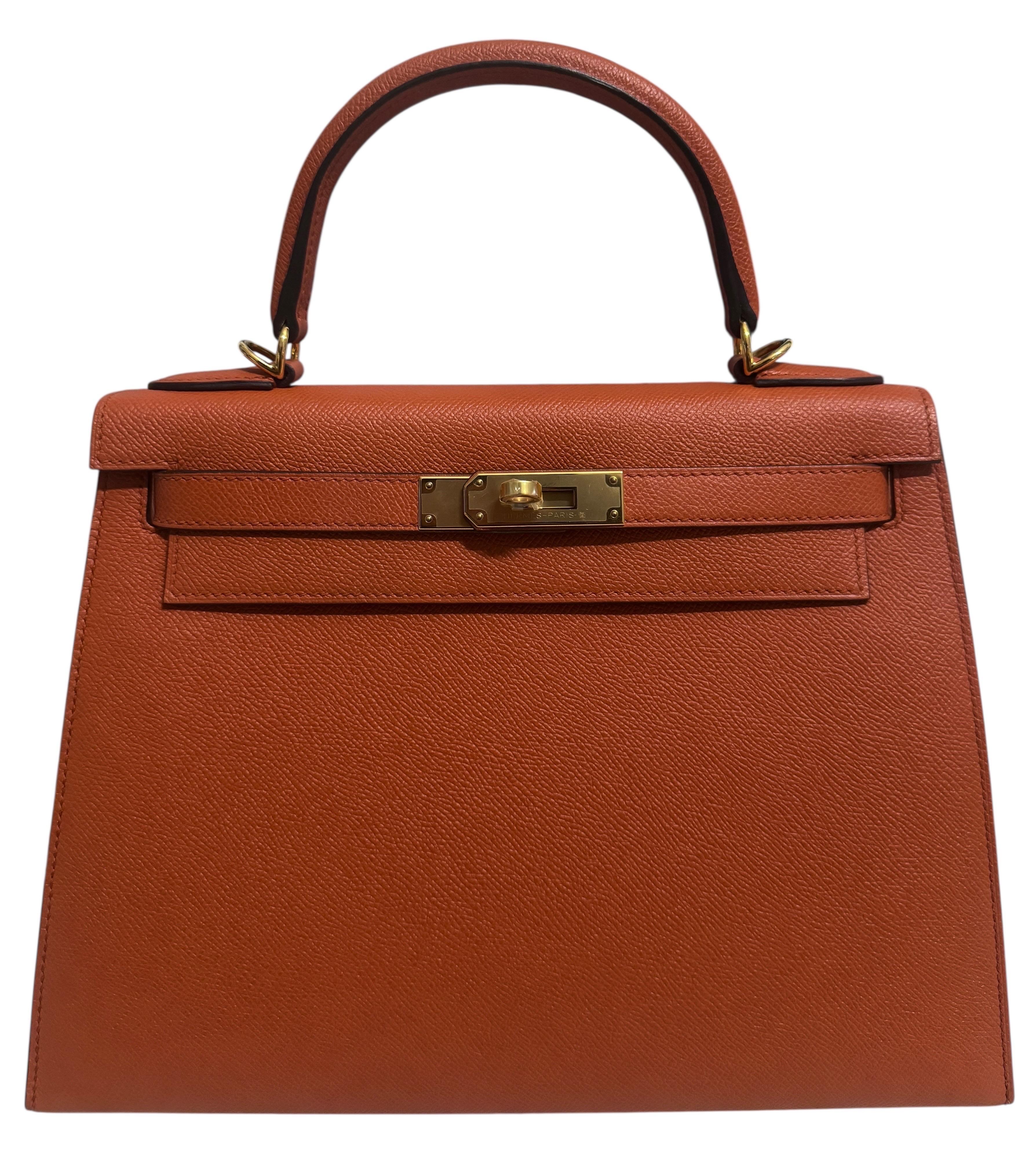 Splendida e rara Hermes Kelly 28 Sellier Terre Battue in pelle di Epsom, completata da minuteria in oro. 

Prisitne Like New con plastica su hardware e piedi.

Y Timbro 2020

                                Lux Addicts è un'azienda con sede a Miami,
