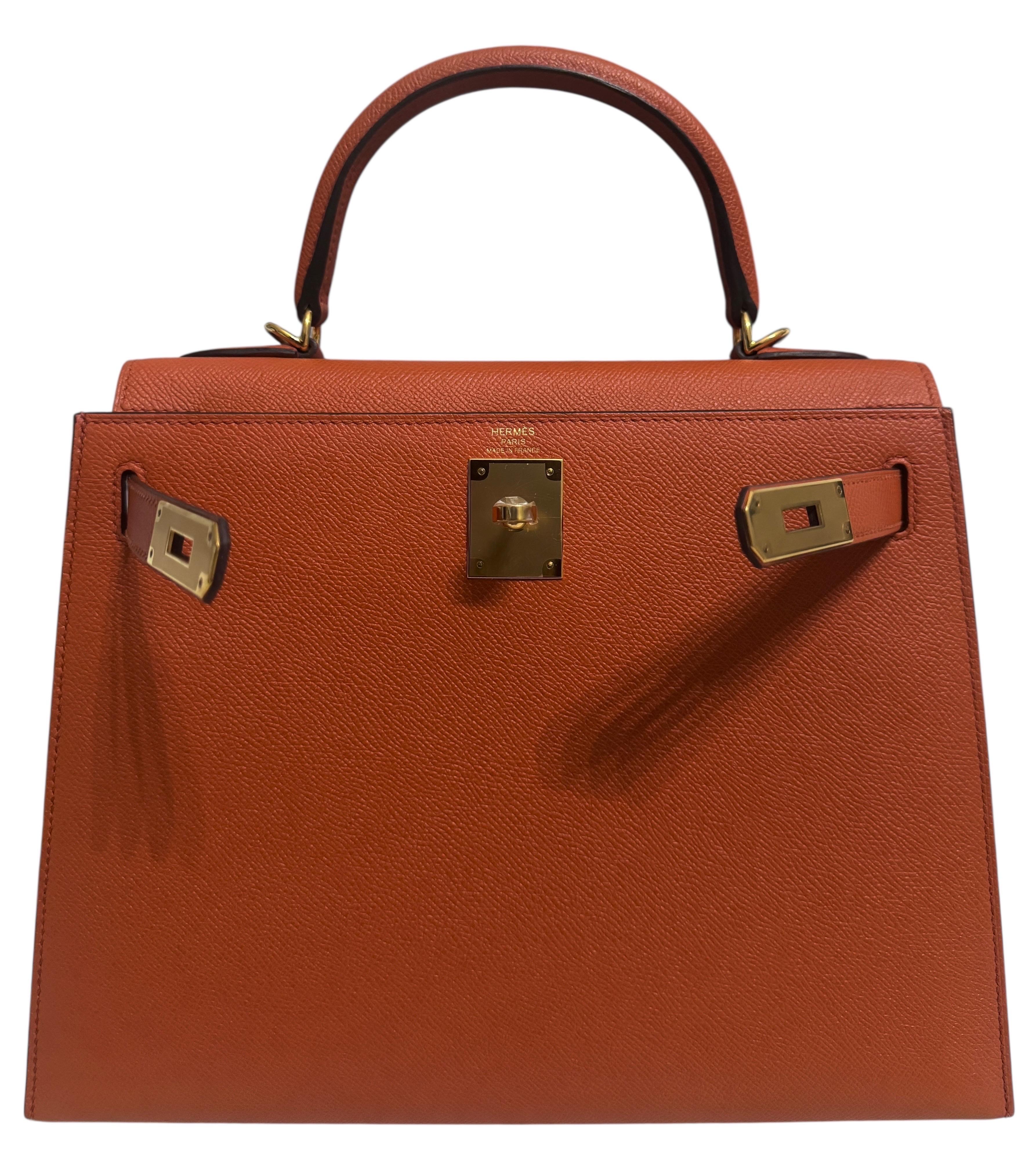 Herrmes Kelly 28 Sellier Terre Battue Epsom in pelle con finiture dorate in vendita 1