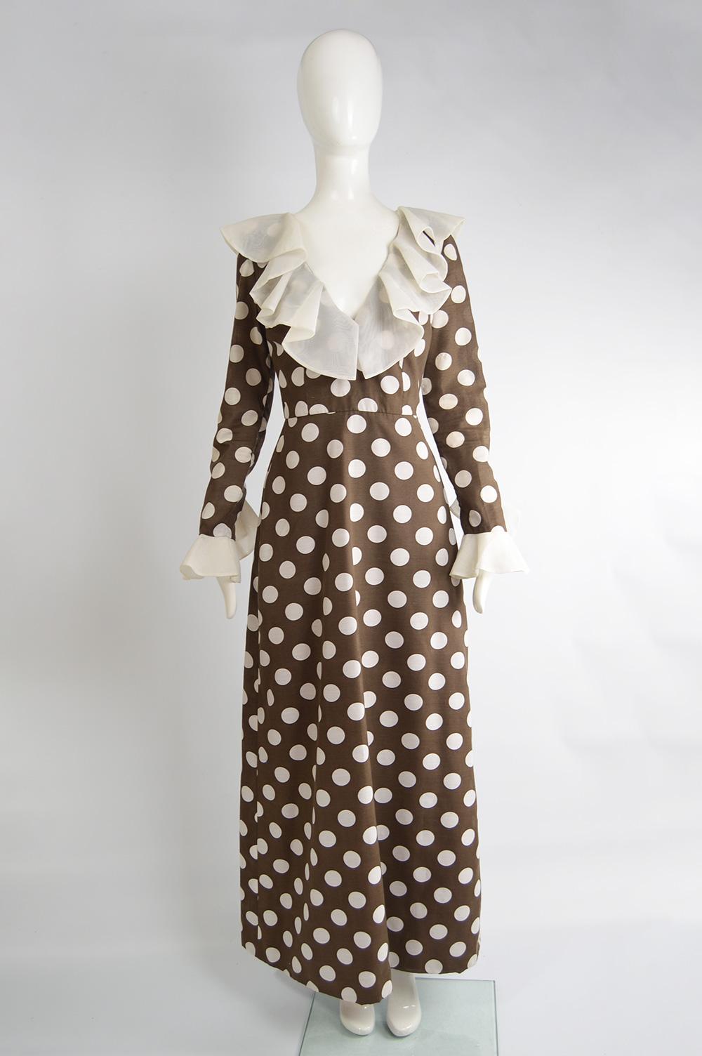 A fabulous vintage mod maxi dress from the 60s by Hershelle Young Mayfair. In a brown cotton fabric with a white oversized polka dot print and organza collar and cuffs. Perfect for an evening event or formal party. 

Size: Not indicated; fits like a