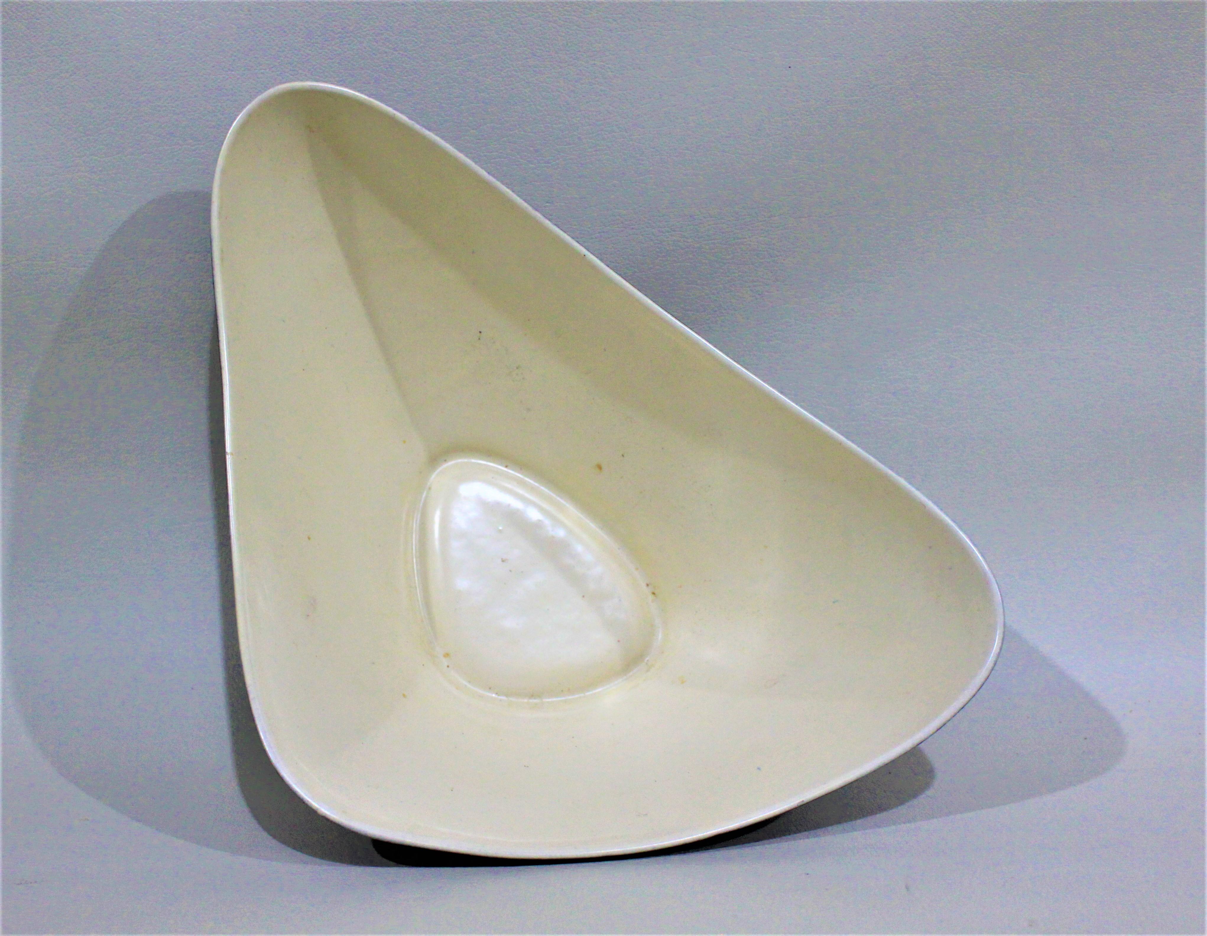 Herta Gerz Mid-Century Modern Ceramic Studio Art Pottery Bowl In Good Condition For Sale In Hamilton, Ontario