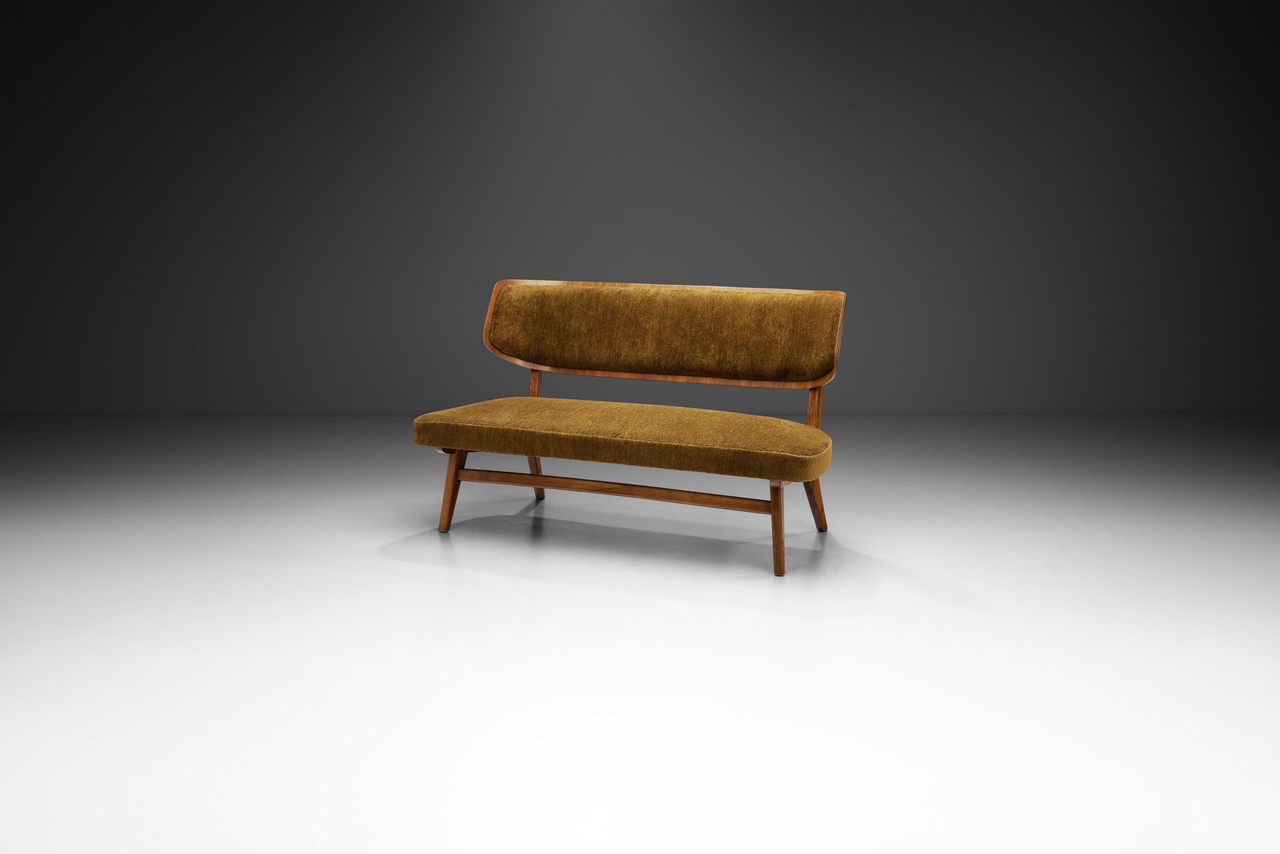 Herta-Maria Witzemann had a decisive influence on daily life in Germany in the 1950s. She acquired an excellent reputation as a furniture designer, working on behalf of various international manufacturers.

The settee is a multifaceted type of
