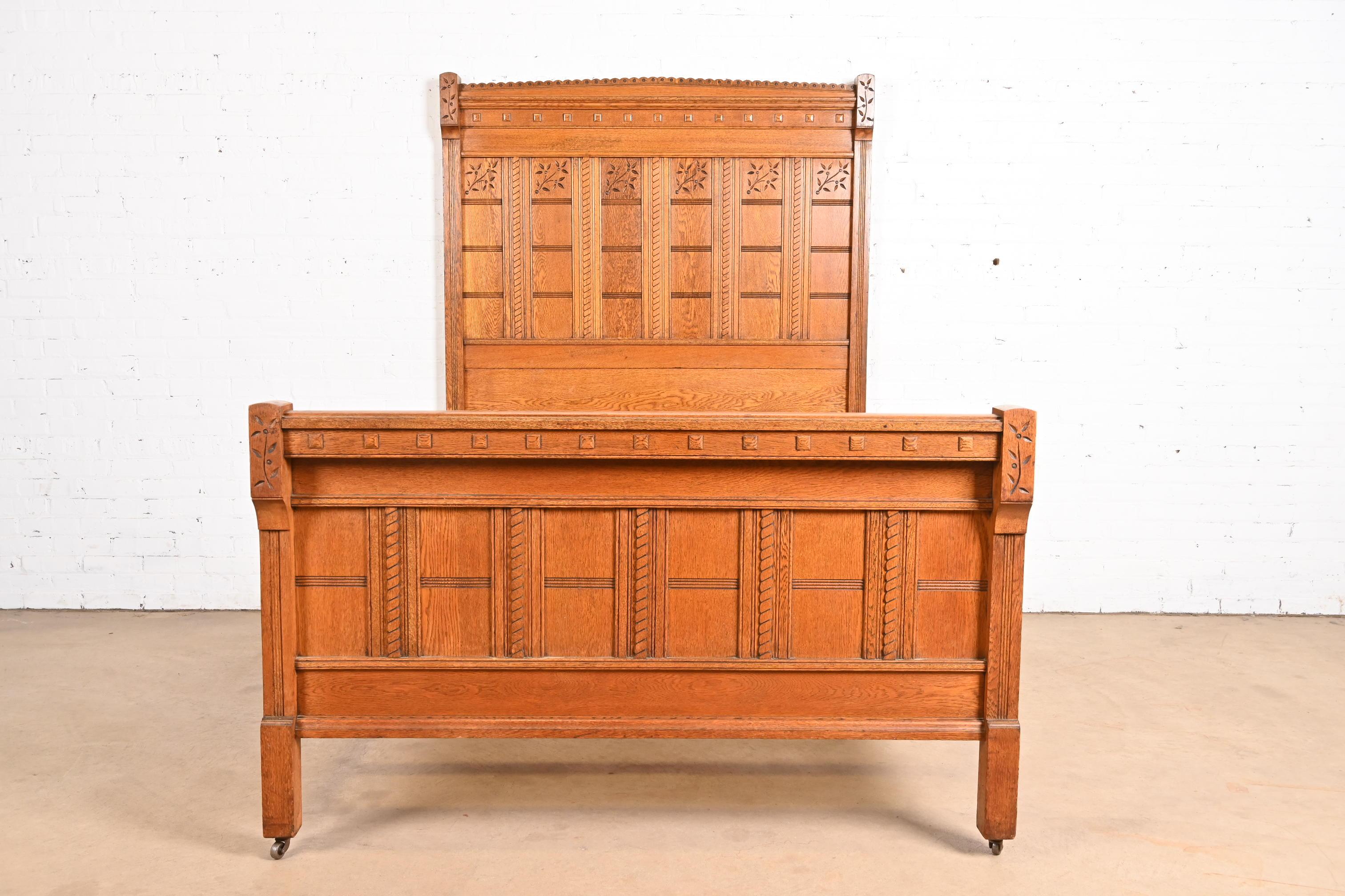 A gorgeous Eastlake Victorian carved oak full size bed frame

In the manner of Herter Brothers

USA, Circa 1880s

Measures: 57