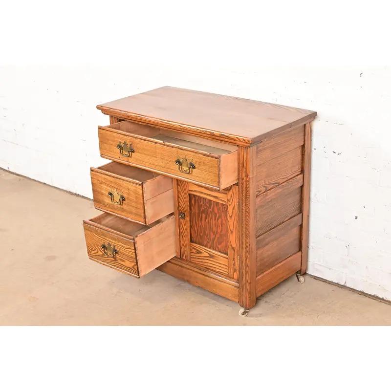 Meuble de toilette ou commode en chêne sculpté de style ancien Oak Brothers en vente 1