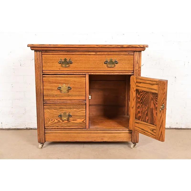 Meuble de toilette ou commode en chêne sculpté de style ancien Oak Brothers en vente 2