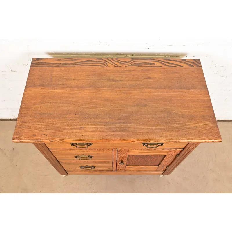 Meuble de toilette ou commode en chêne sculpté de style ancien Oak Brothers en vente 3