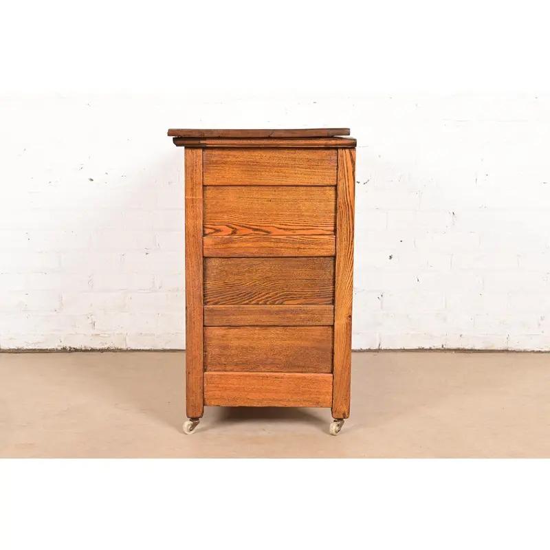 Meuble de toilette ou commode en chêne sculpté de style ancien Oak Brothers en vente 4