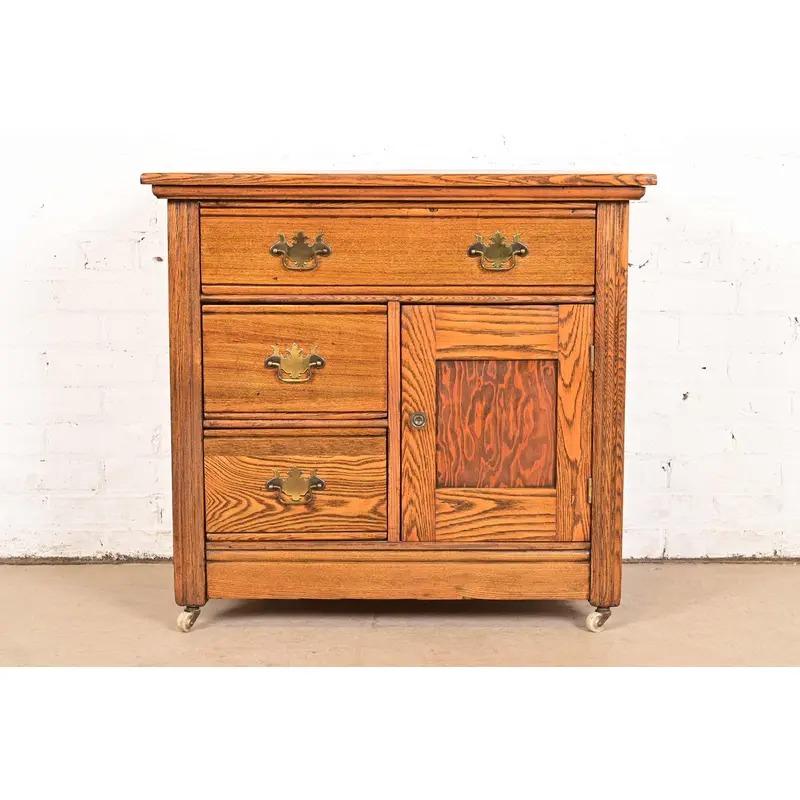 Magnifique lavabo ou commode victorienne Eastlake antique

À la manière des frères Herter

États-Unis, vers 1880

Chêne sculpté, avec quincaillerie en laiton et roulettes en porcelaine.

Dimensions : 30,75 