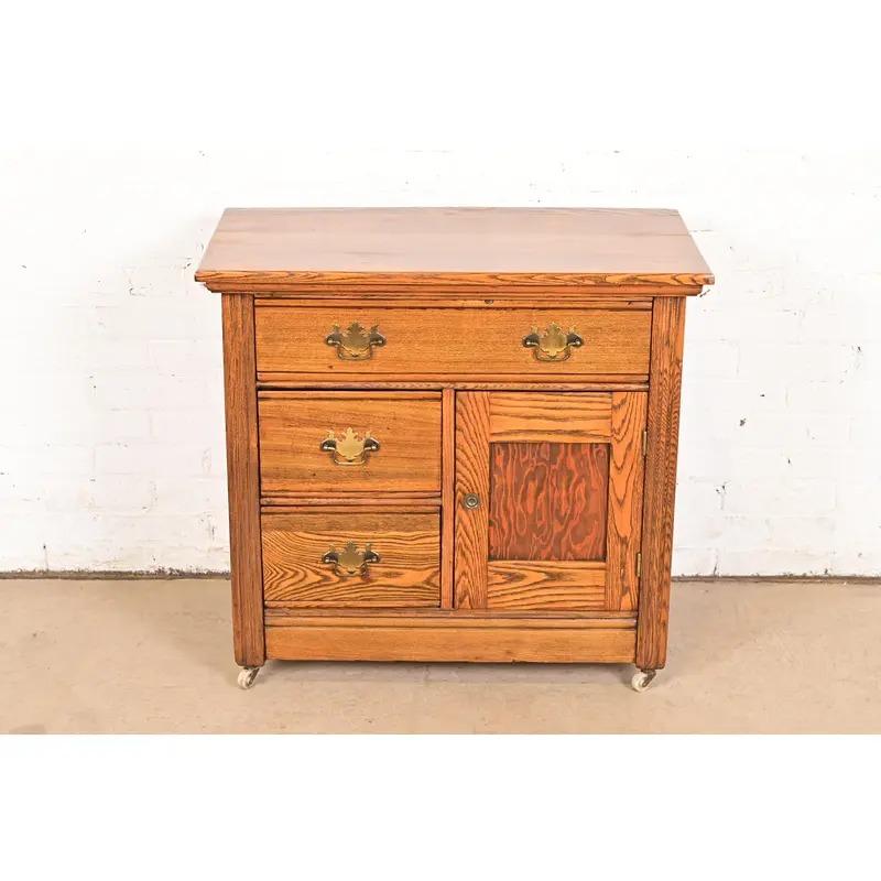 Victorien Meuble de toilette ou commode en chêne sculpté de style ancien Oak Brothers en vente