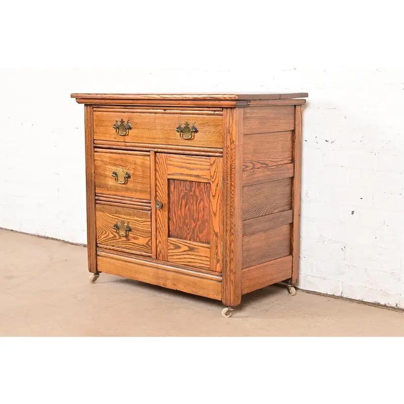 Américain Meuble de toilette ou commode en chêne sculpté de style ancien Oak Brothers en vente