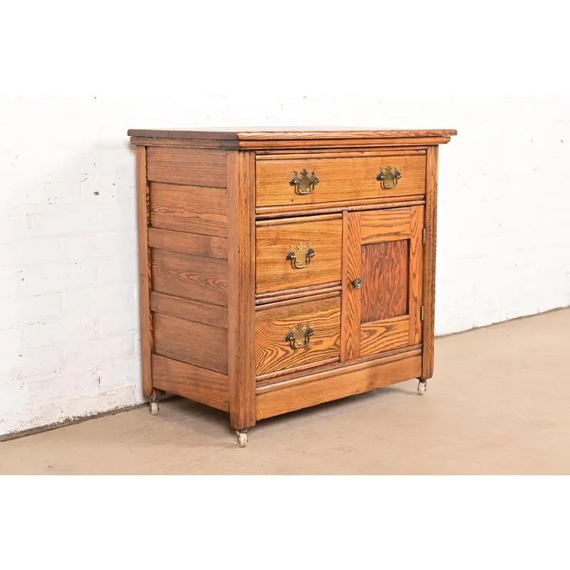Meuble de toilette ou commode en chêne sculpté de style ancien Oak Brothers Bon état - En vente à South Bend, IN