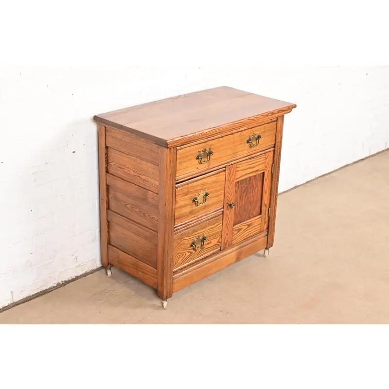 Fin du XIXe siècle Meuble de toilette ou commode en chêne sculpté de style ancien Oak Brothers en vente