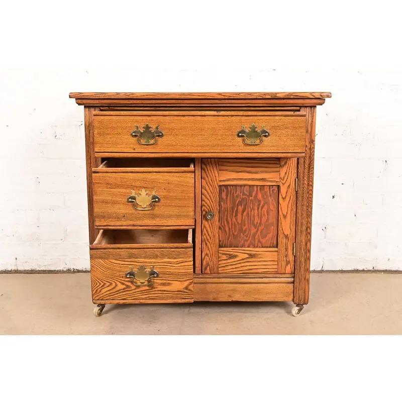 Laiton Meuble de toilette ou commode en chêne sculpté de style ancien Oak Brothers en vente