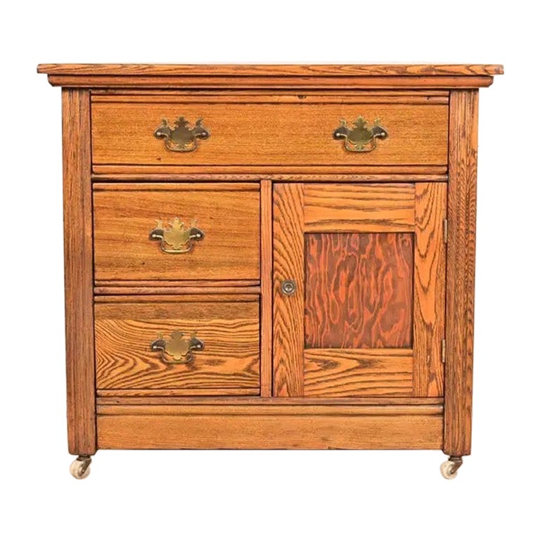 Meuble de toilette ou commode en chêne sculpté de style ancien Oak Brothers en vente