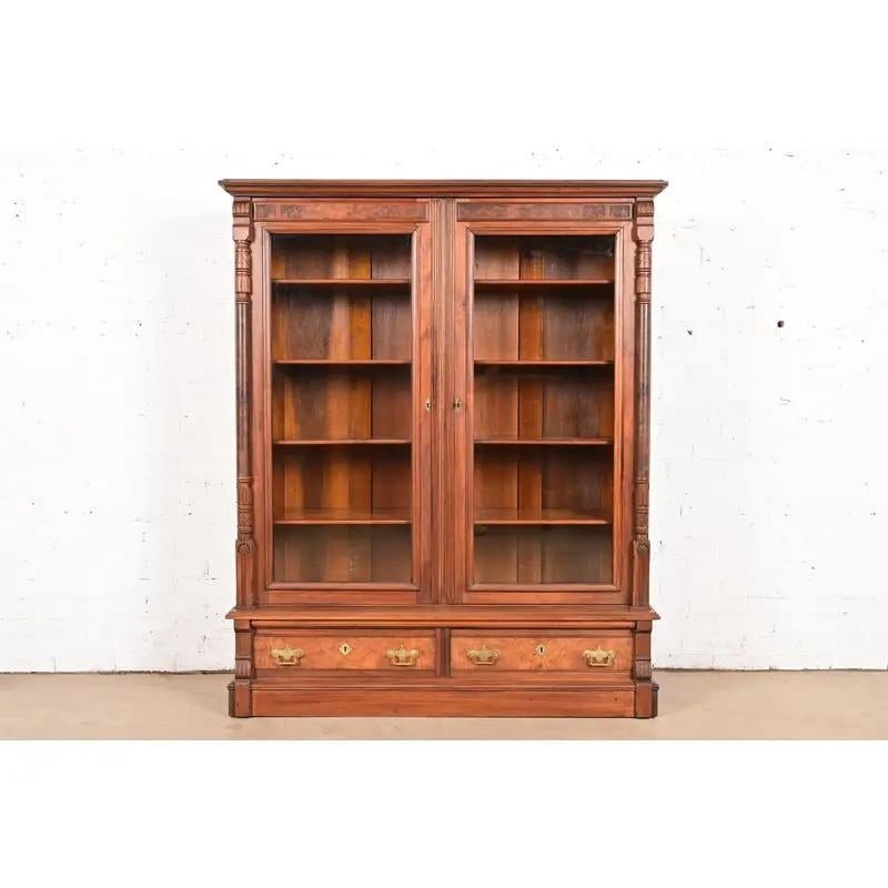 Un precioso mueble librería victoriano antiguo Eastlake de dos puertas con fondo escalonado

A la manera de Herter Brothers

EE.UU., alrededor de 1880

De nogal tallado, con paneles de nogal burilado, puertas frontales de cristal y herrajes