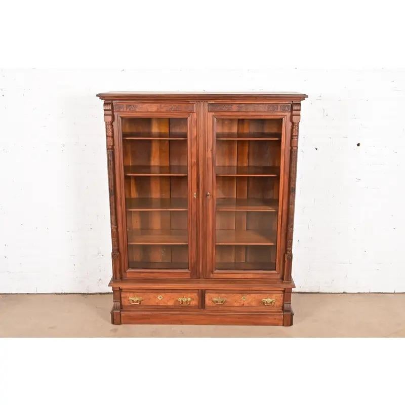 Estilo Herter Brothers Librería antigua Eastlake victoriana de nogal tallado Estadounidense en venta