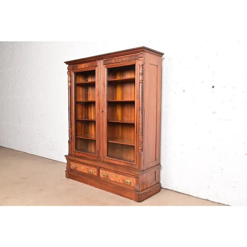 Estilo Herter Brothers Librería antigua Eastlake victoriana de nogal tallado en Bueno estado para la venta en South Bend, IN