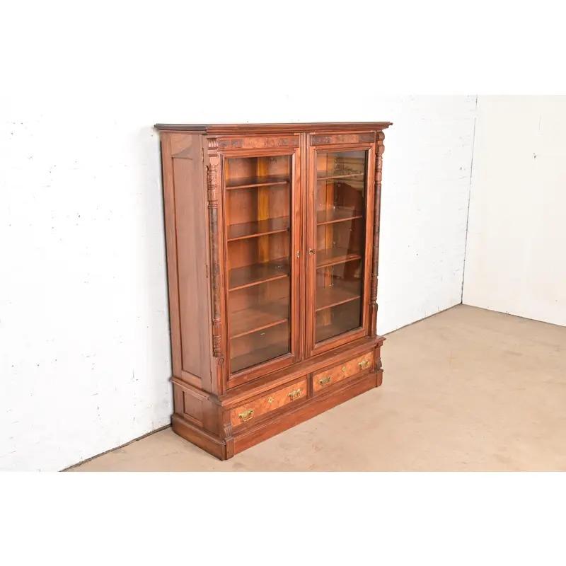 Estilo Herter Brothers Librería antigua Eastlake victoriana de nogal tallado Fines del siglo XIX en venta