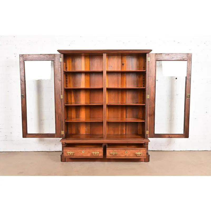 Estilo Herter Brothers Librería antigua Eastlake victoriana de nogal tallado Latón en venta
