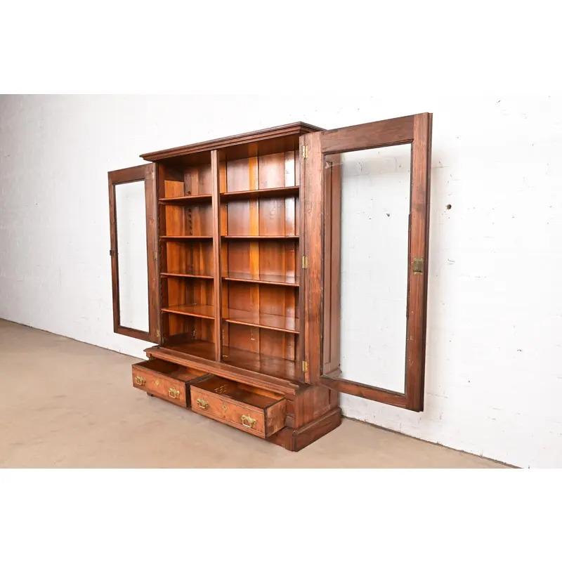 Estilo Herter Brothers Librería antigua Eastlake victoriana de nogal tallado en venta 1