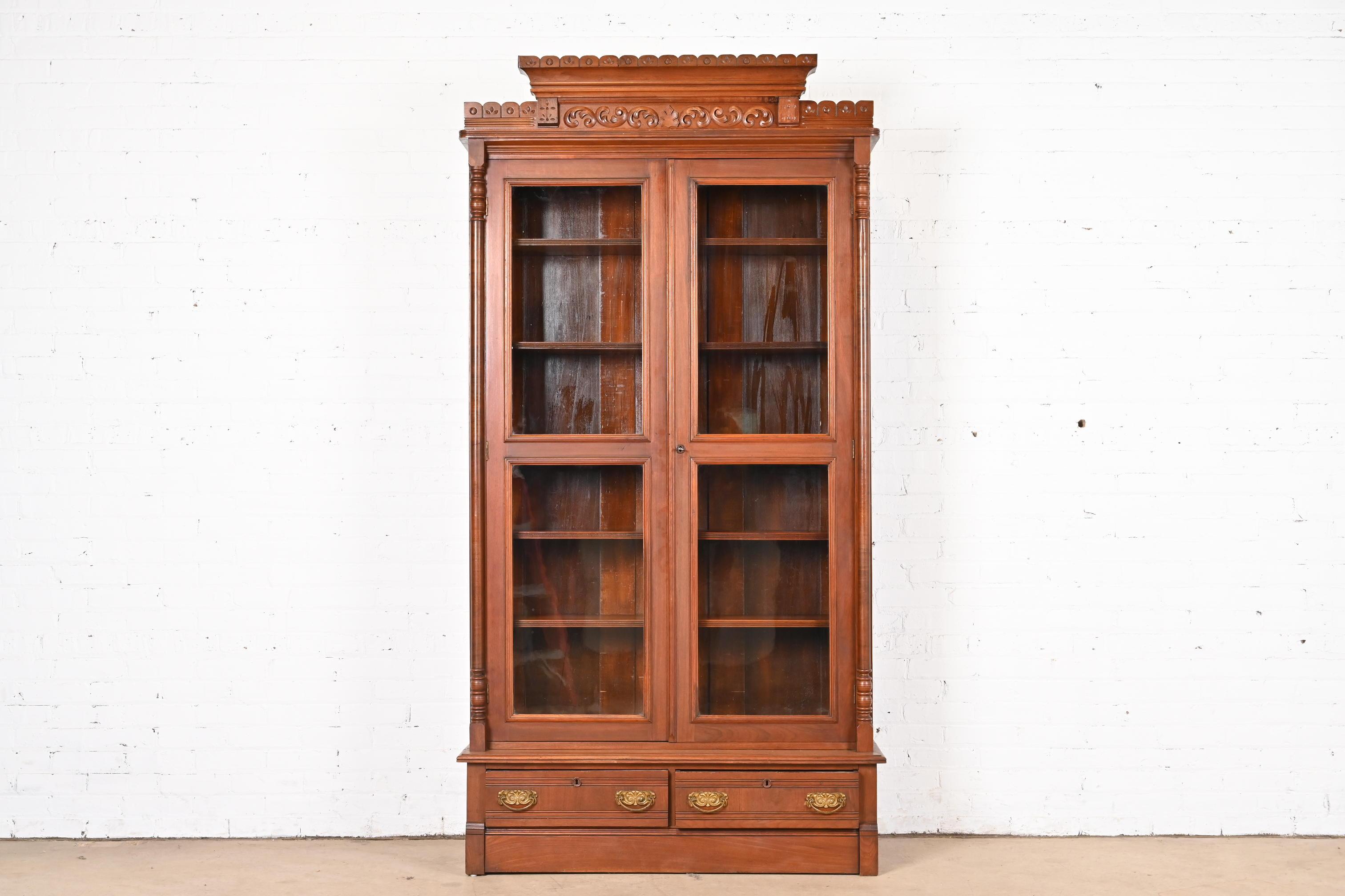 Exceptionnelle bibliothèque victorienne ancienne Eastlake

À la manière des frères Herter

États-Unis, vers 1880

En noyer sculpté, avec des portes vitrées et des ferrures en laiton d'origine.

Dimensions : 45 