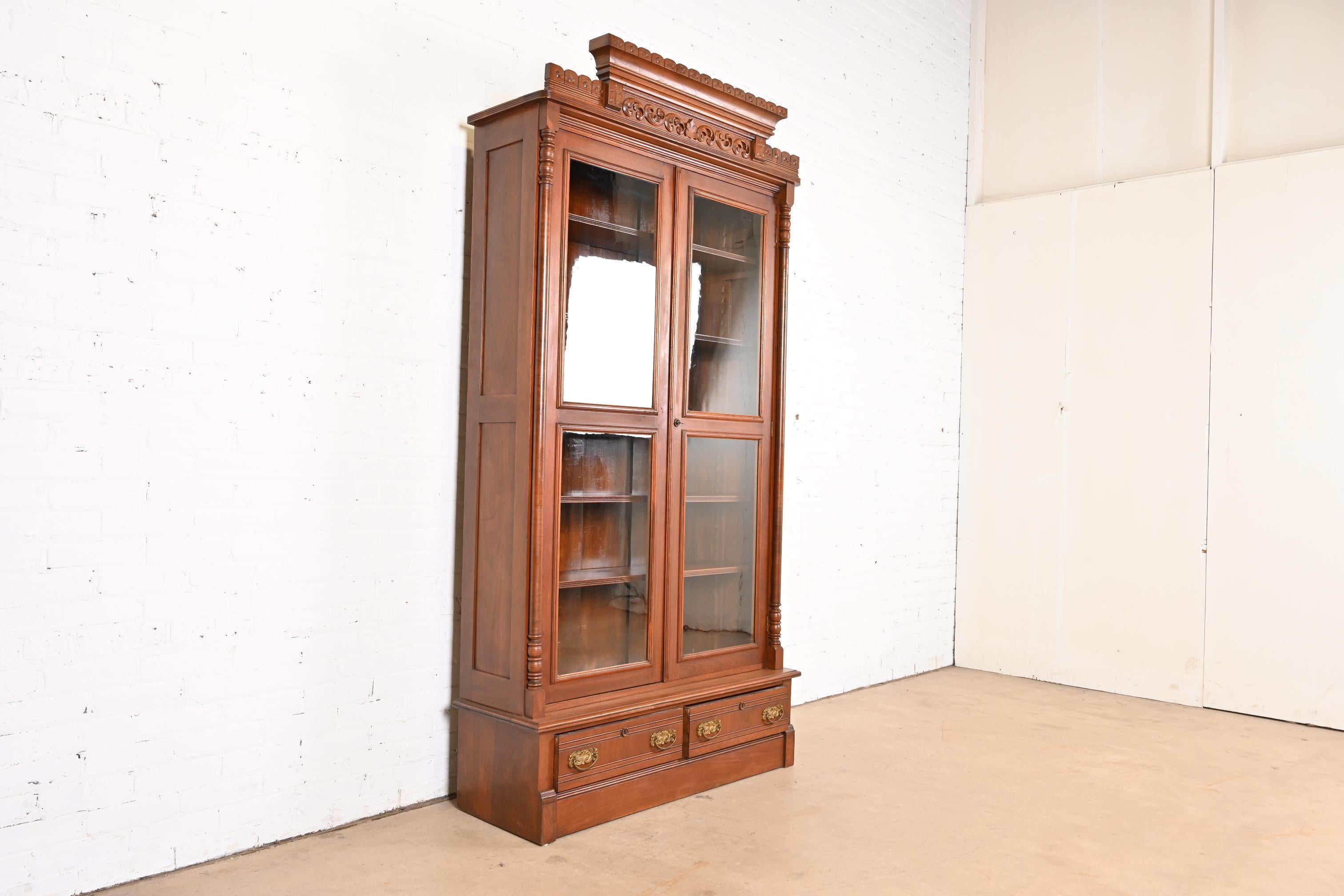 Américain Bibliothèque victorienne ancienne en noyer sculpté, style Herter Brothers, années 1880 en vente