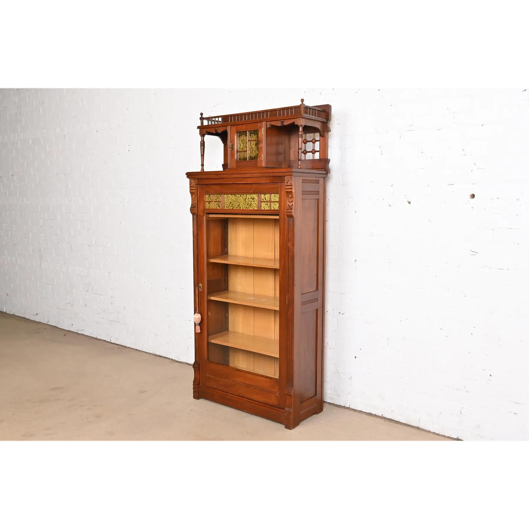 Herter Brothers Stil Antike Eastlake Viktorianisch geschnitzt Nussbaum Bücherregal, 1880er Jahre im Zustand „Gut“ im Angebot in South Bend, IN