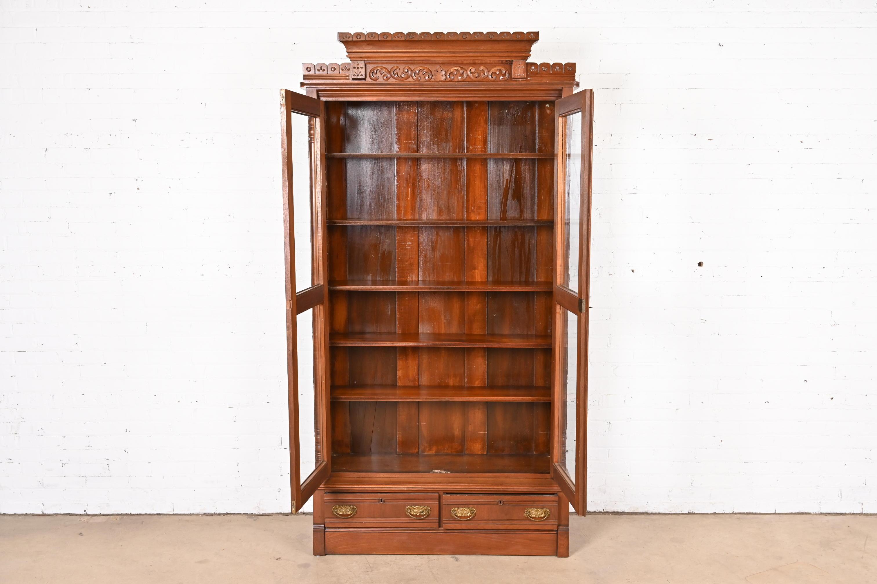 Fin du XIXe siècle Bibliothèque victorienne ancienne en noyer sculpté, style Herter Brothers, années 1880 en vente