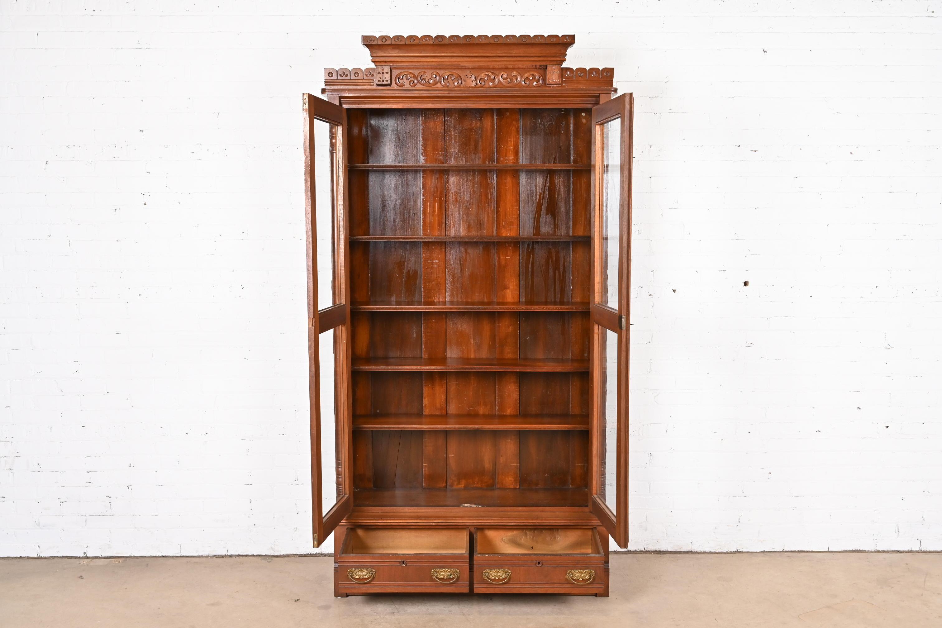 Laiton Bibliothèque victorienne ancienne en noyer sculpté, style Herter Brothers, années 1880 en vente