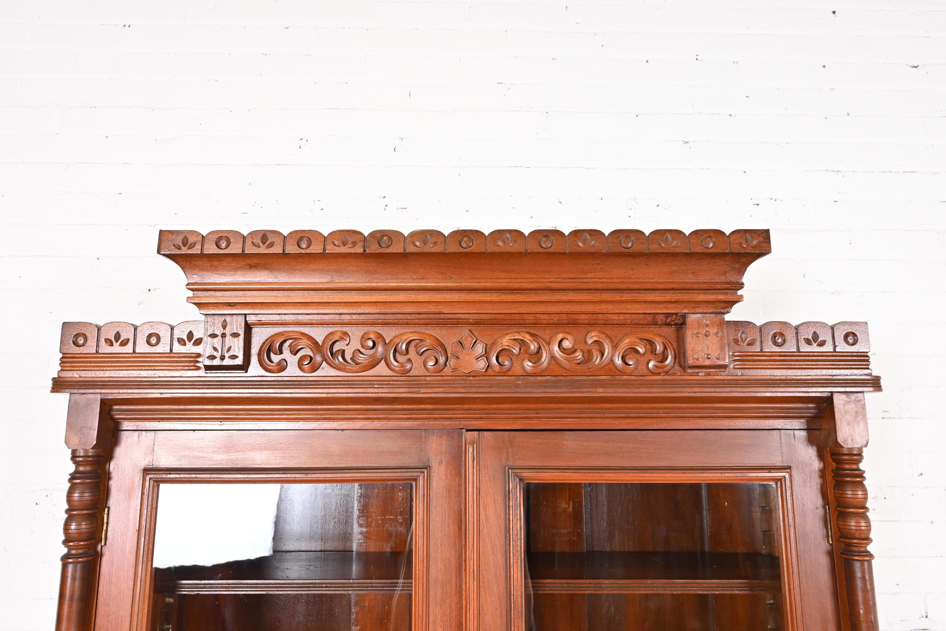 Bibliothèque victorienne ancienne en noyer sculpté, style Herter Brothers, années 1880 en vente 1