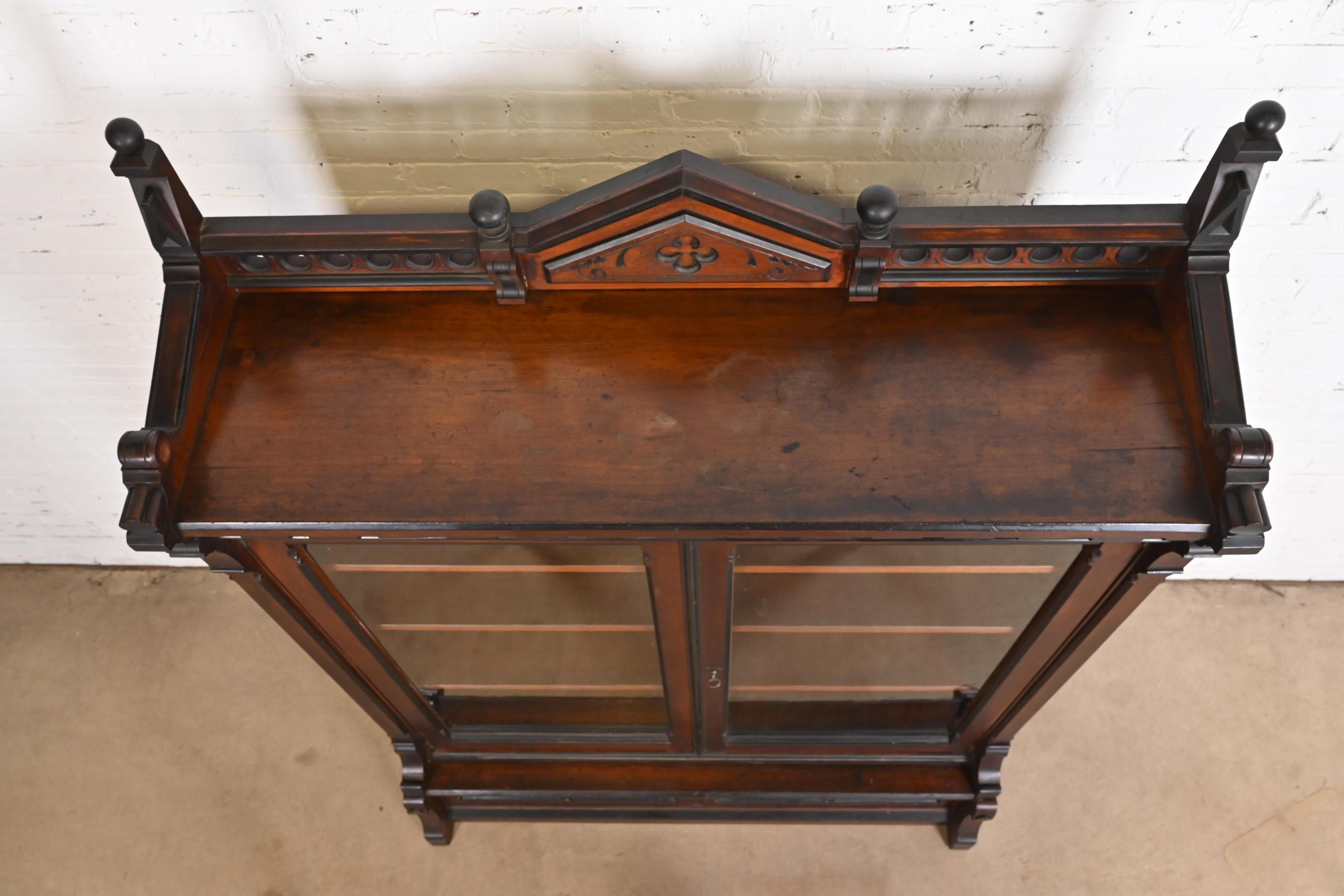 Bibliothèque victorienne ancienne en noyer sculpté de style Herter Brothers en vente 3